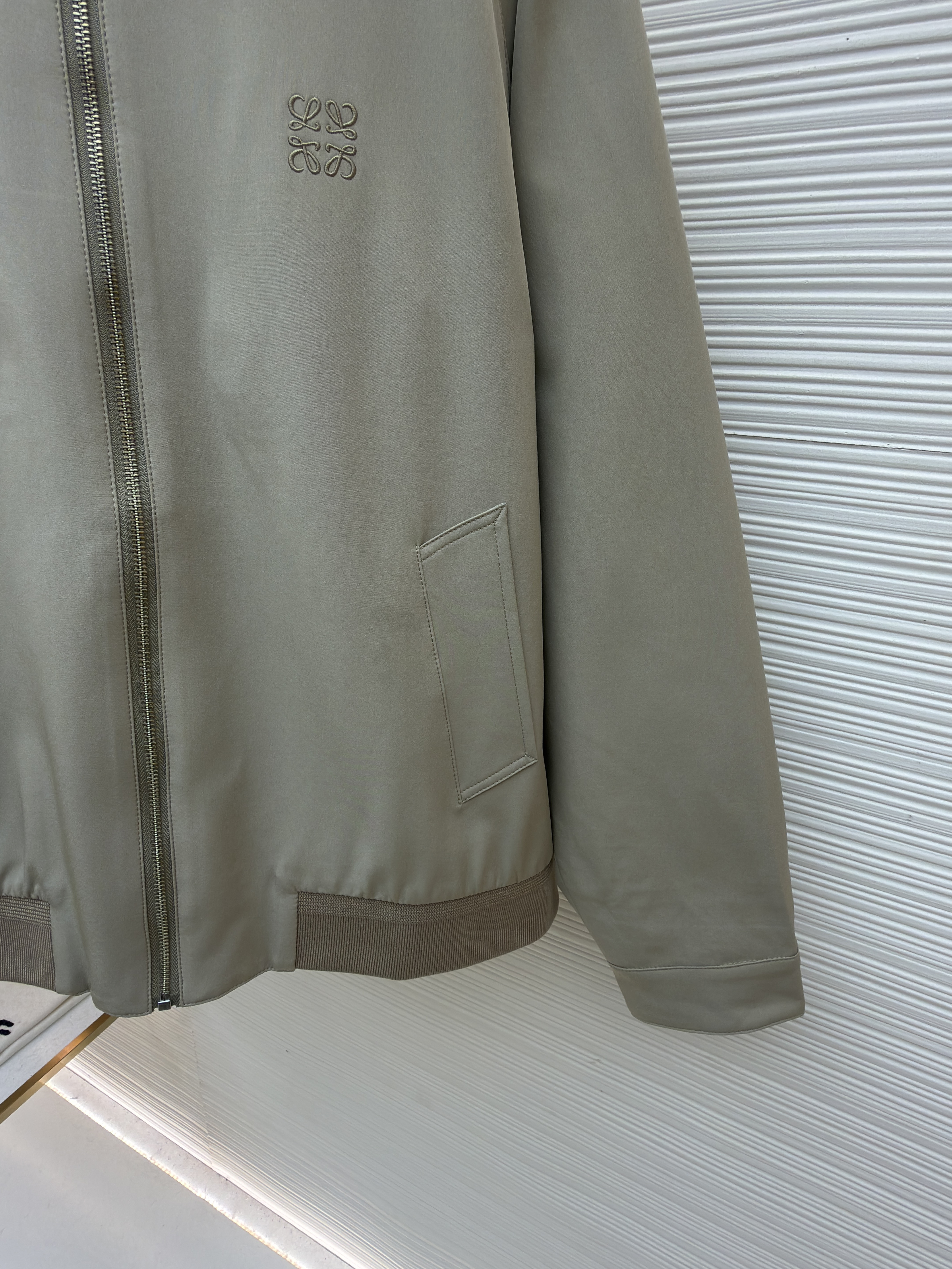 LOEWE 罗意威 丝光羊毛刺绣拉链外套 夹克 长袖 秋冬 杏色 B5