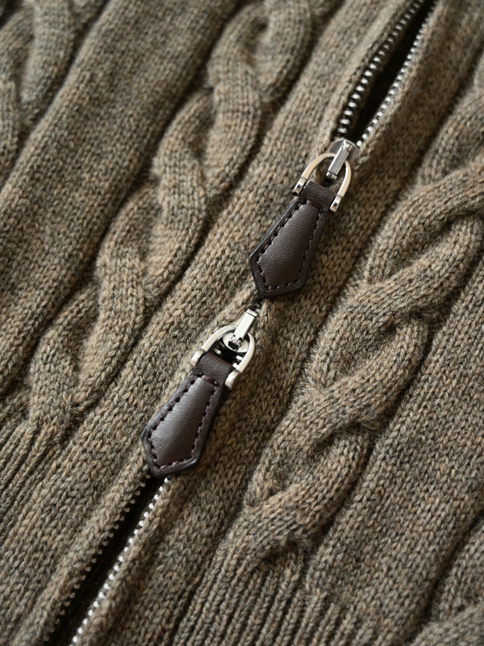 （Double zipper pulls）Loro Piana LP Men's Pure Cashmere Cable-Knit Zip-Up Jacket with Slight V-Neck 双拉链头 麻花 外套 -LP0105-B0