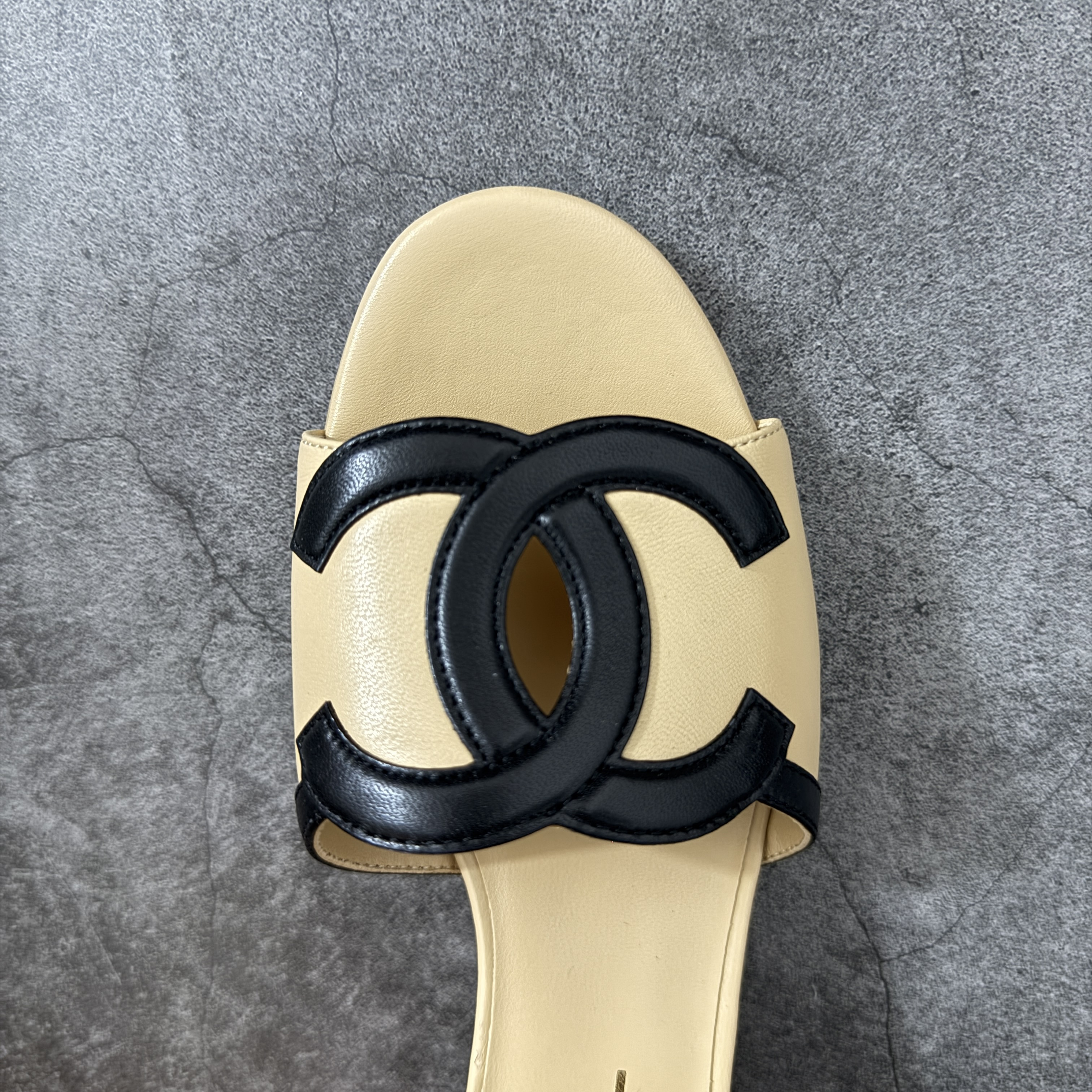 CHANEL 26s Women’s 4.5cm Sheepskin Round-Toe Slip-On Slides-B5-G47252-X01000-U9817一字拖鞋 