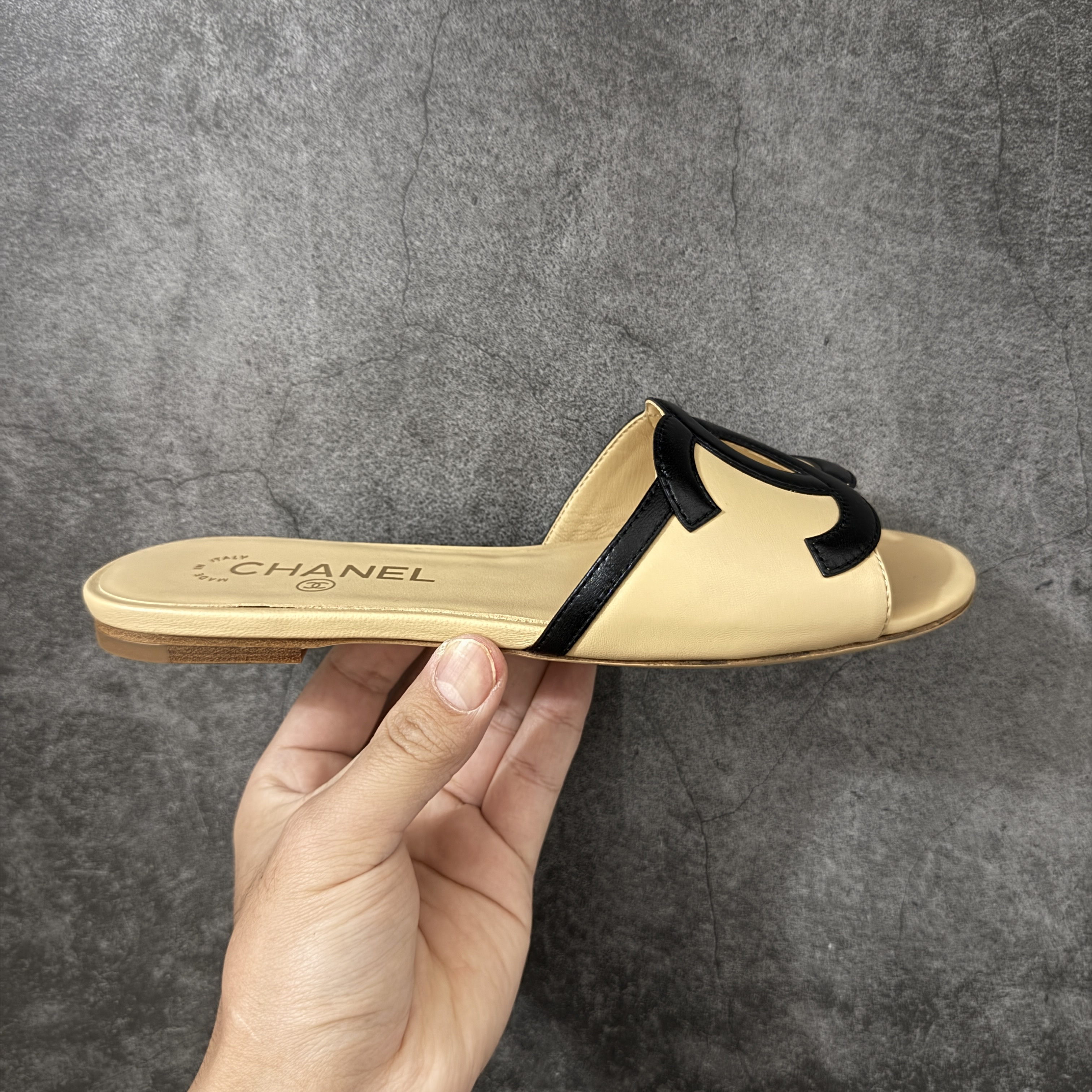 CHANEL 26s Women’s 1.0 cm Lambskin Round-Toe Flat Slides-B5-G47260-X01000-U9817 平底一字拖鞋 