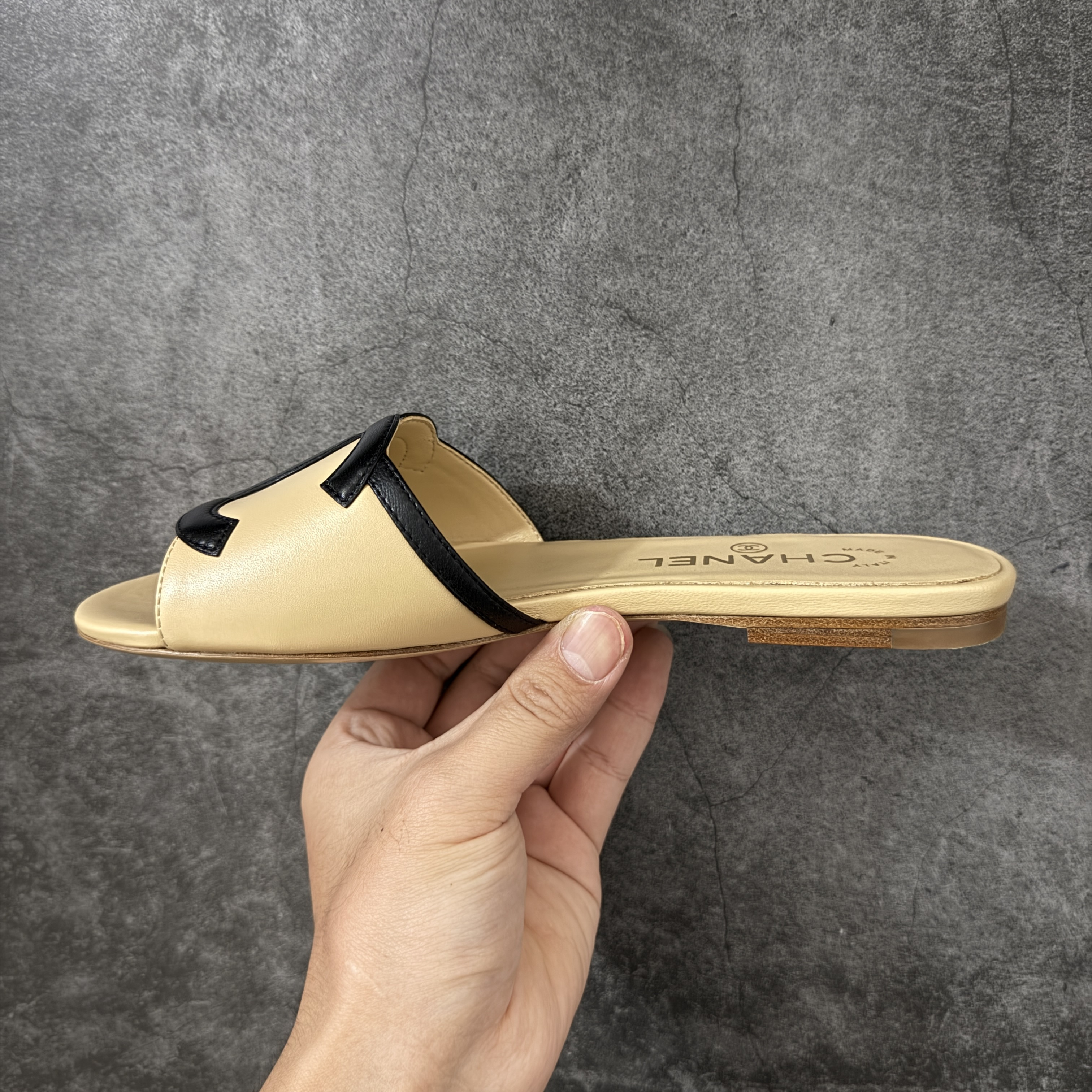 CHANEL 26s Women’s 1.0 cm Lambskin Round-Toe Flat Slides-B5-G47260-X01000-U9817 平底一字拖鞋 
