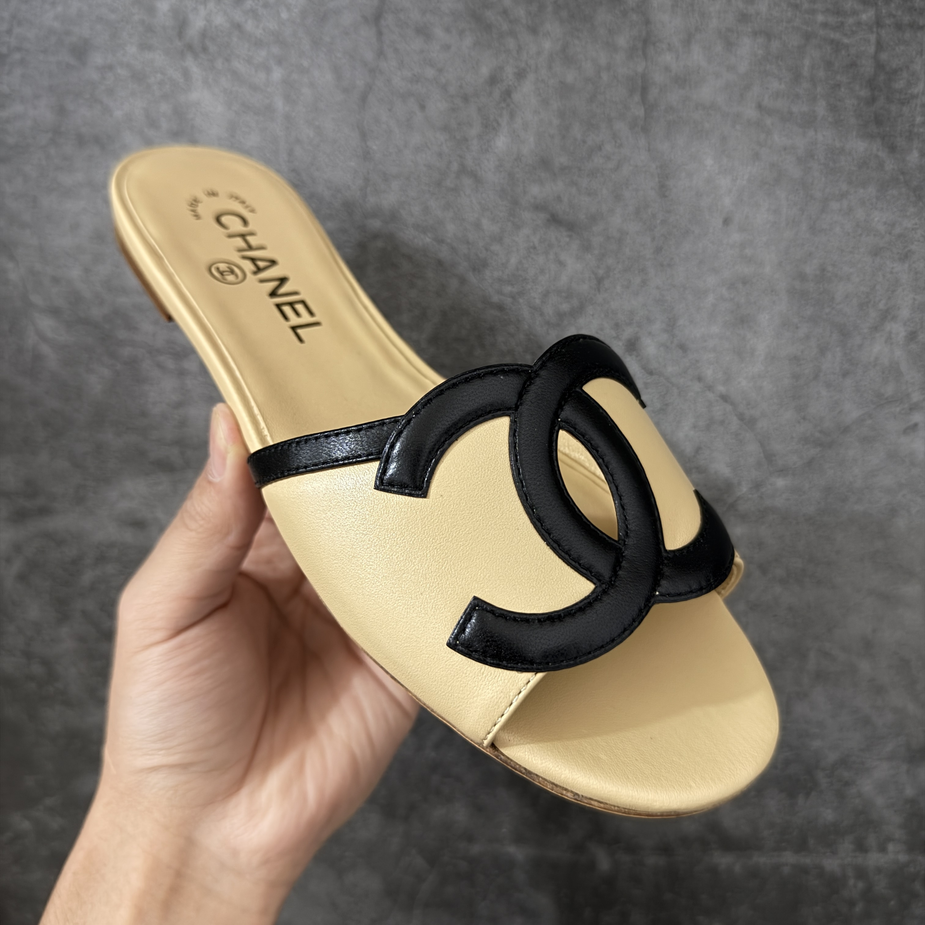 CHANEL 26s Women’s 1.0 cm Lambskin Round-Toe Flat Slides-B5-G47260-X01000-U9817 平底一字拖鞋 