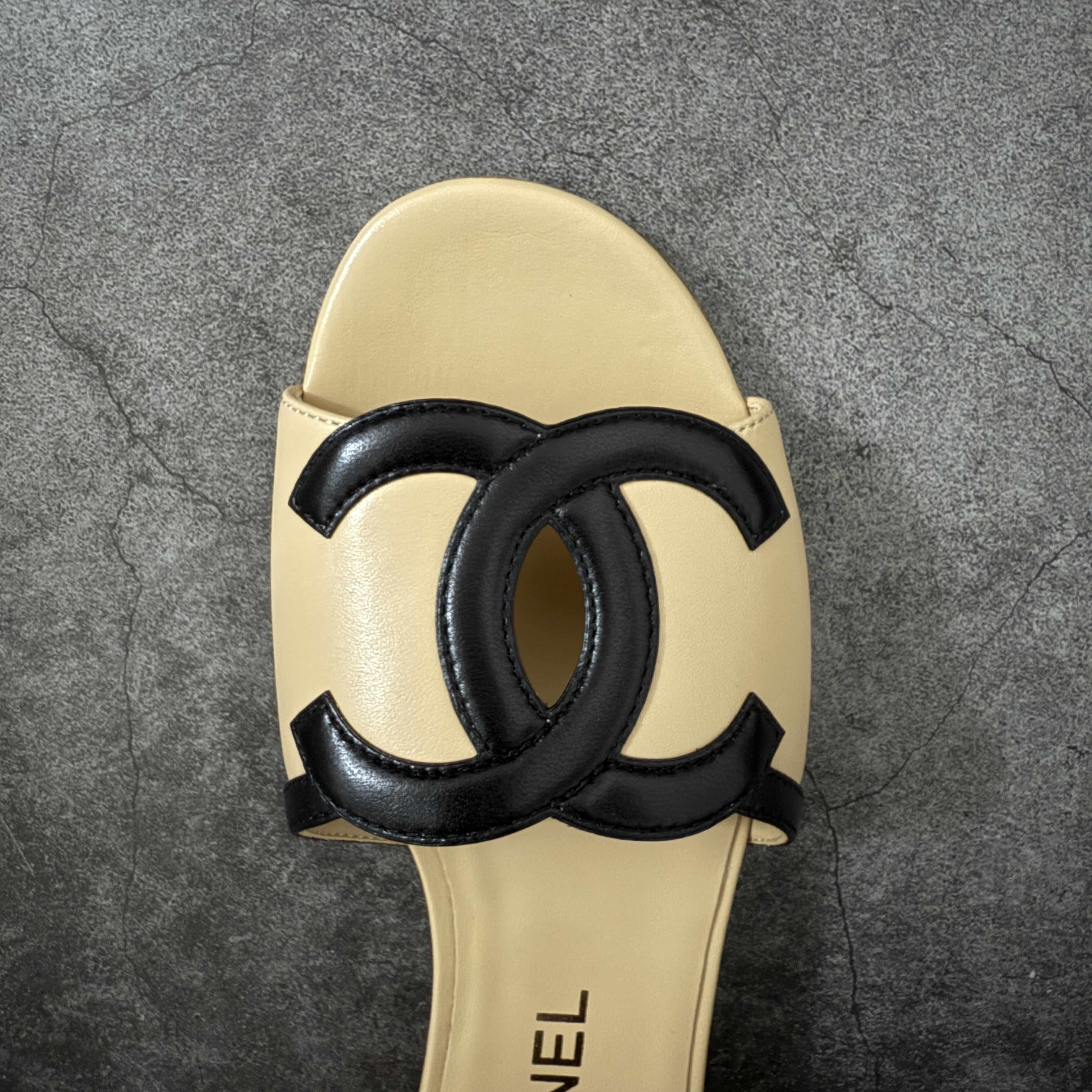 CHANEL 26s Women’s 1.0 cm Lambskin Round-Toe Flat Slides-B5-G47260-X01000-U9817 平底一字拖鞋 