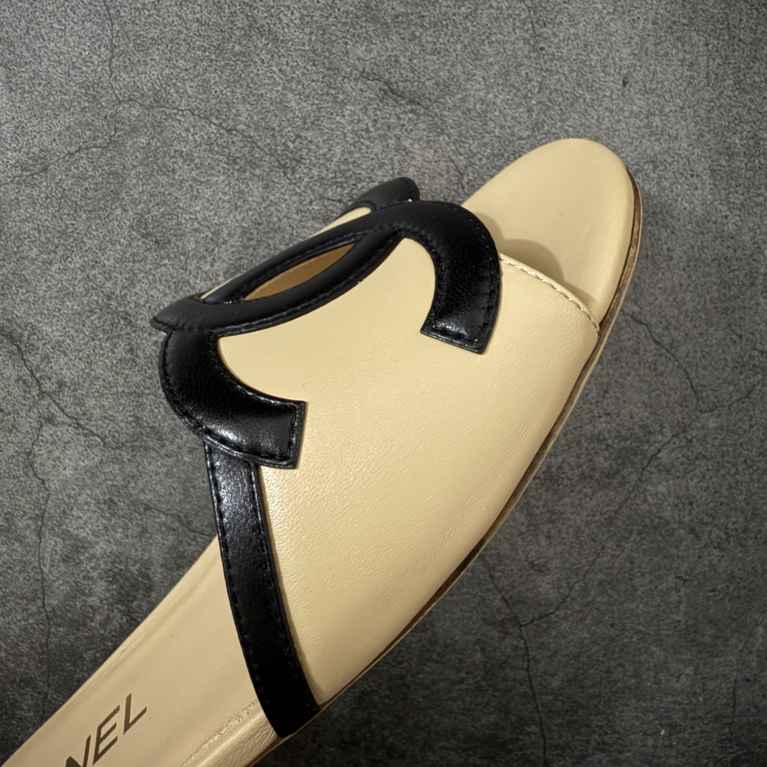 CHANEL 26s Women’s 1.0 cm Lambskin Round-Toe Flat Slides-B5-G47260-X01000-U9817 平底一字拖鞋 