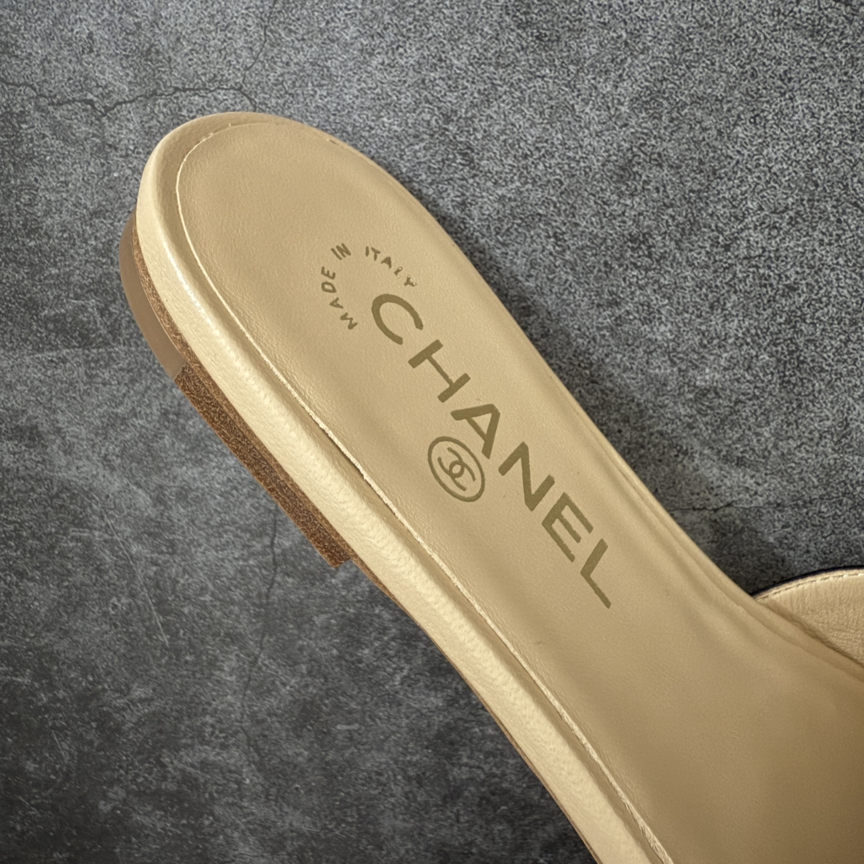 CHANEL 26s Women’s 1.0 cm Lambskin Round-Toe Flat Slides-B5-G47260-X01000-U9817 平底一字拖鞋 