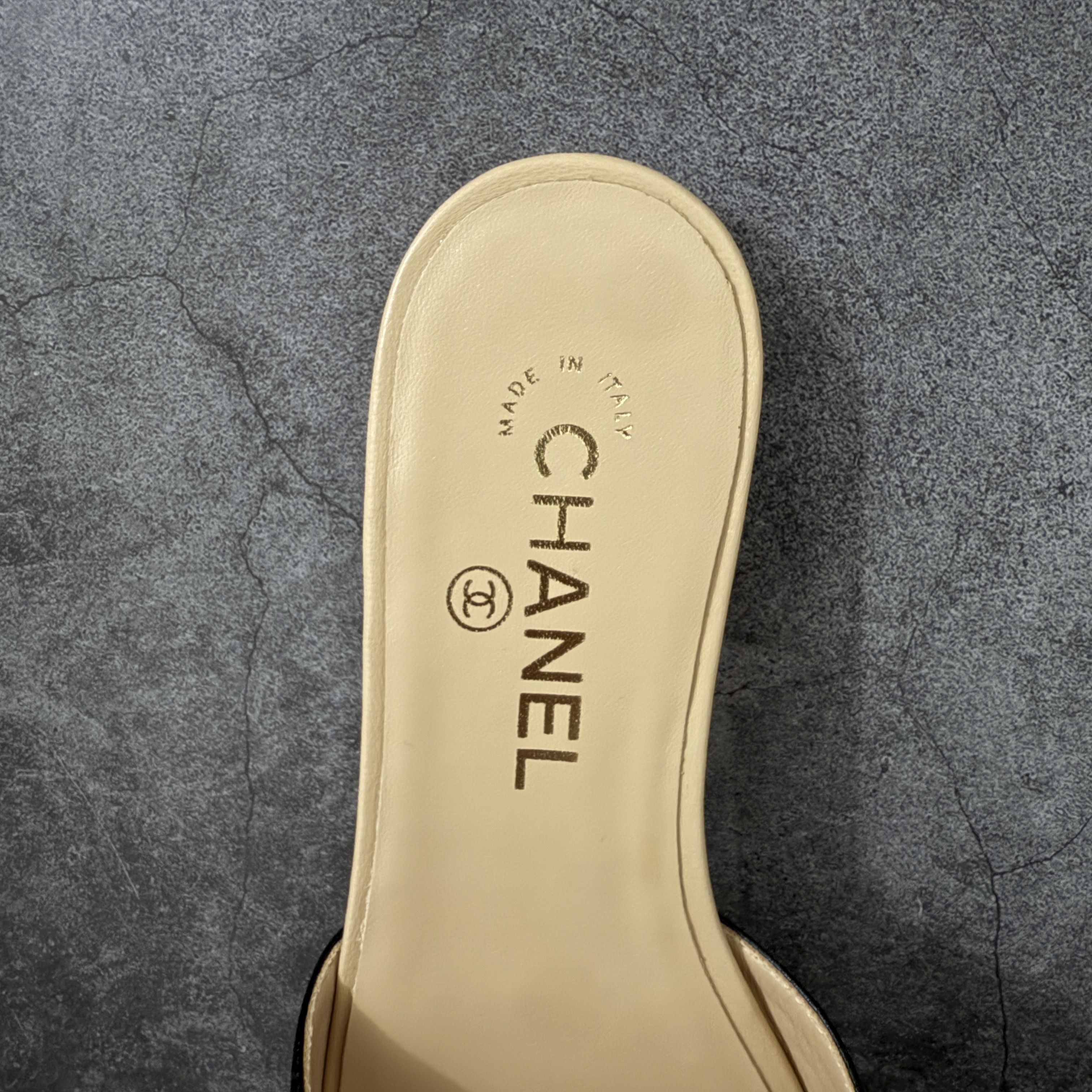 CHANEL 26s Women’s 1.0 cm Lambskin Round-Toe Flat Slides-B5-G47260-X01000-U9817 平底一字拖鞋 