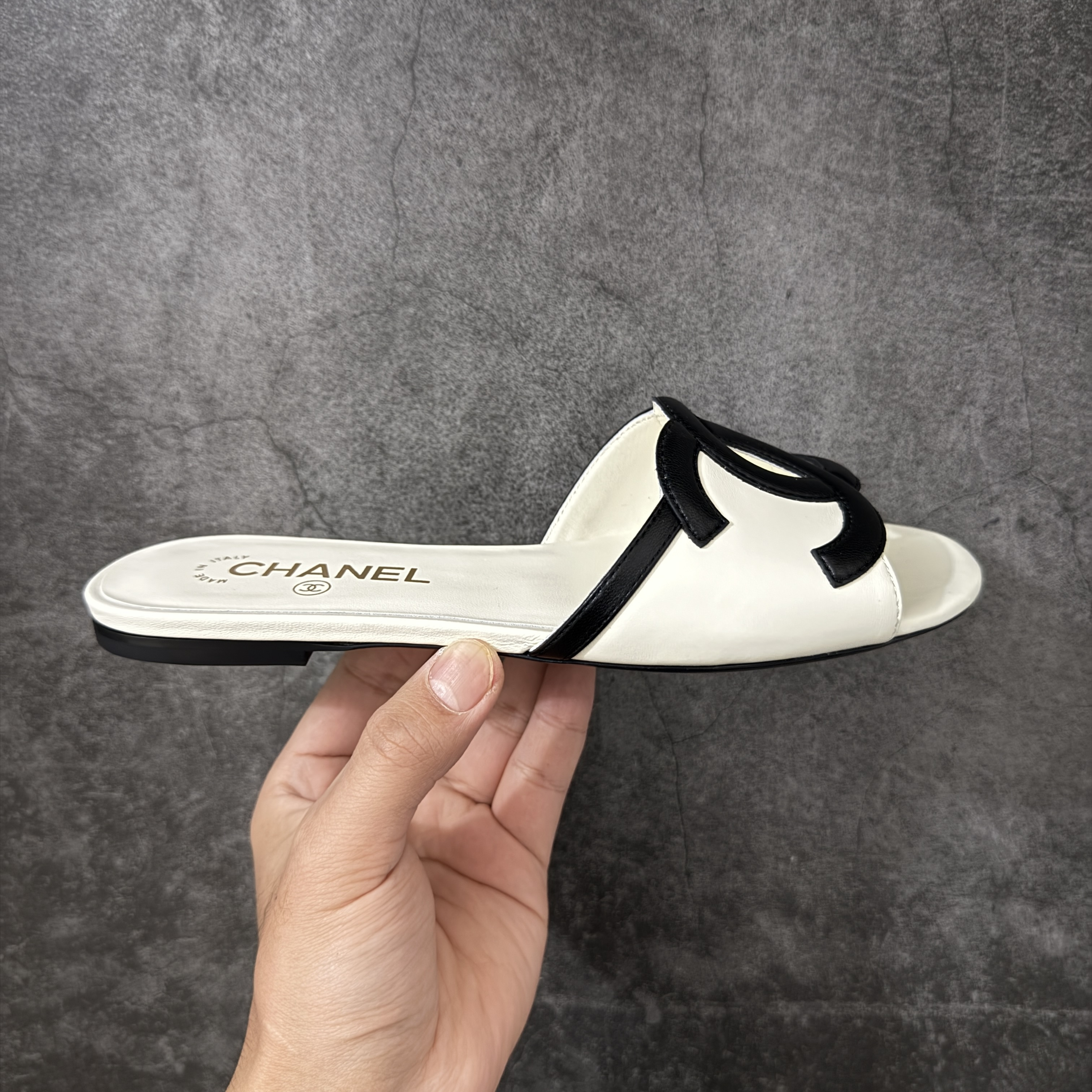 CHANEL 26s Women’s 1.0 cm Lambskin Round-Toe Flat Slides-B5-G47260-X01000-U9817 平底一字拖鞋 