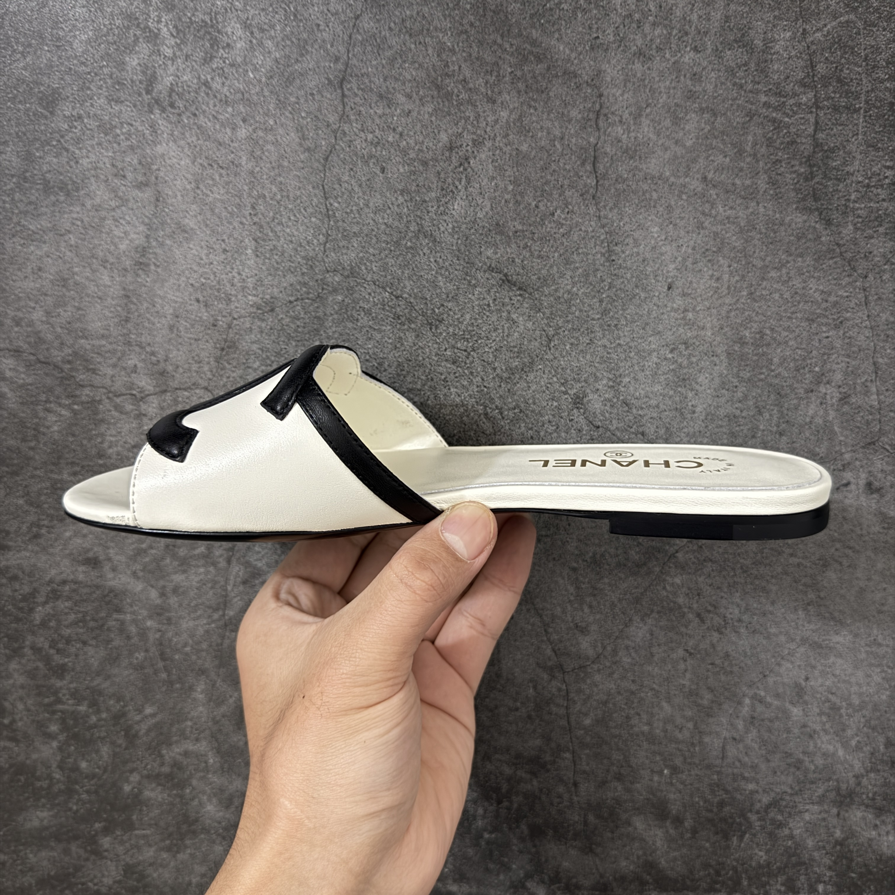 CHANEL 26s Women’s 1.0 cm Lambskin Round-Toe Flat Slides-B5-G47260-X01000-U9817 平底一字拖鞋 