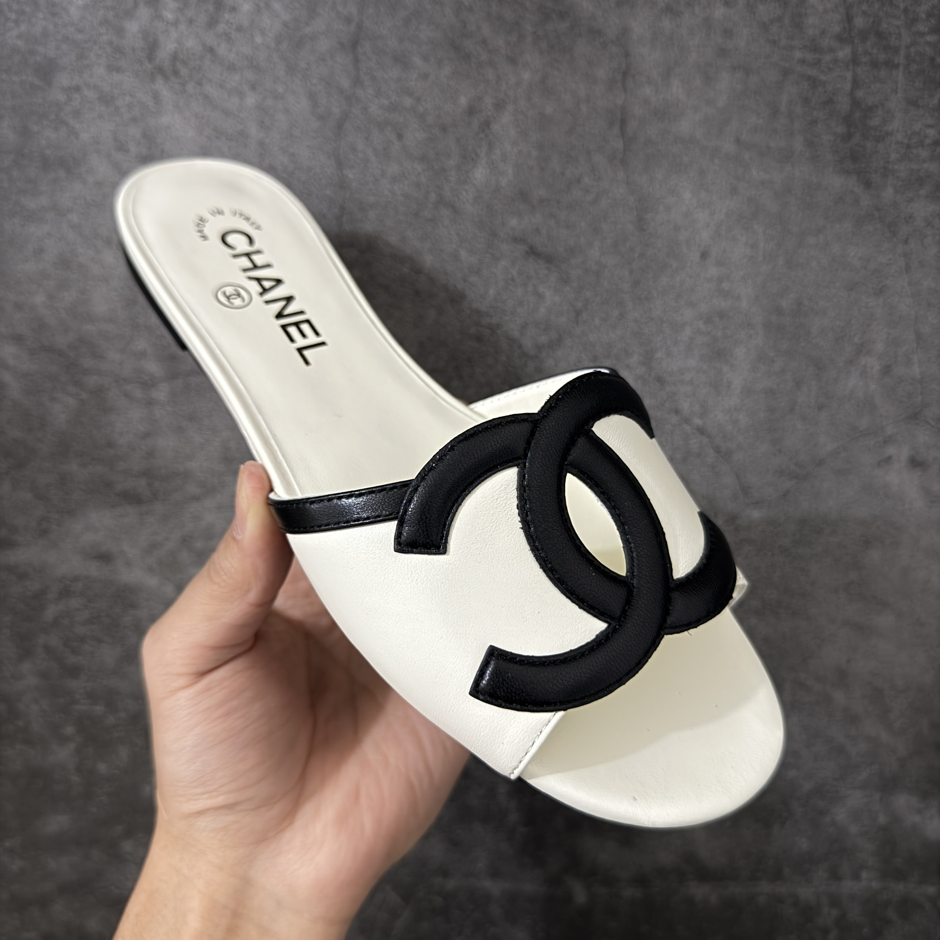 CHANEL 26s Women’s 1.0 cm Lambskin Round-Toe Flat Slides-B5-G47260-X01000-U9817 平底一字拖鞋 