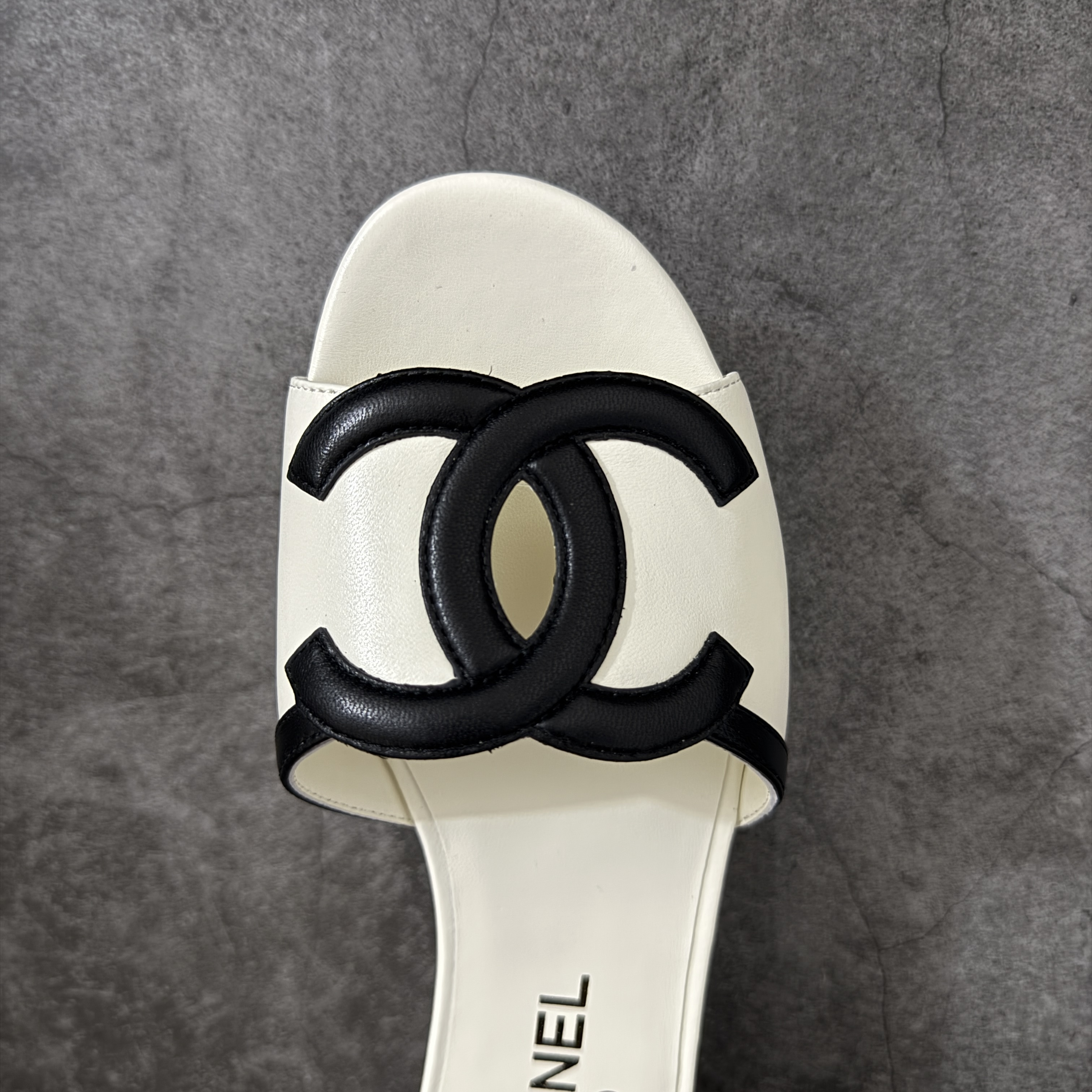 CHANEL 26s Women’s 1.0 cm Lambskin Round-Toe Flat Slides-B5-G47260-X01000-U9817 平底一字拖鞋 