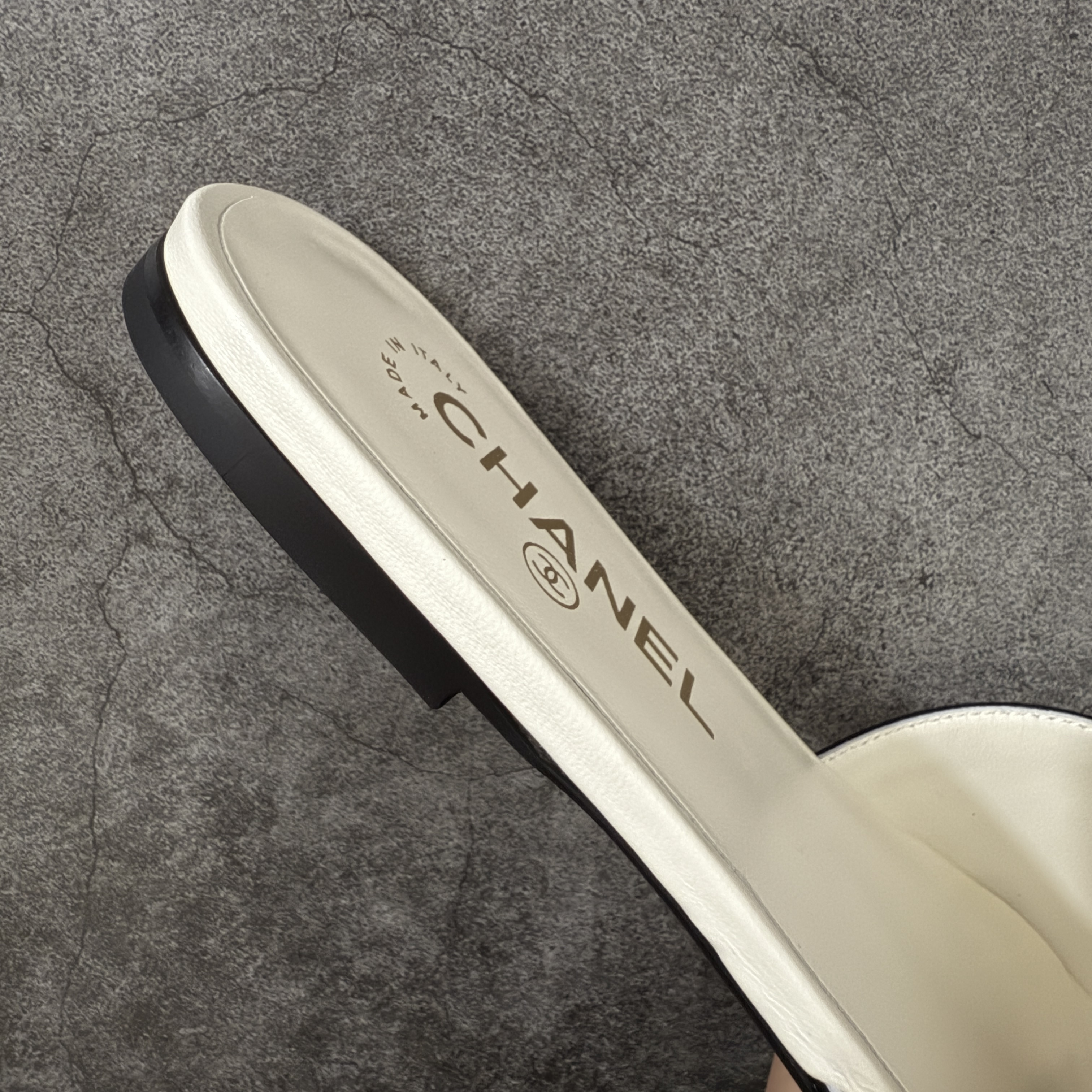 CHANEL 26s Women’s 1.0 cm Lambskin Round-Toe Flat Slides-B5-G47260-X01000-U9817 平底一字拖鞋 