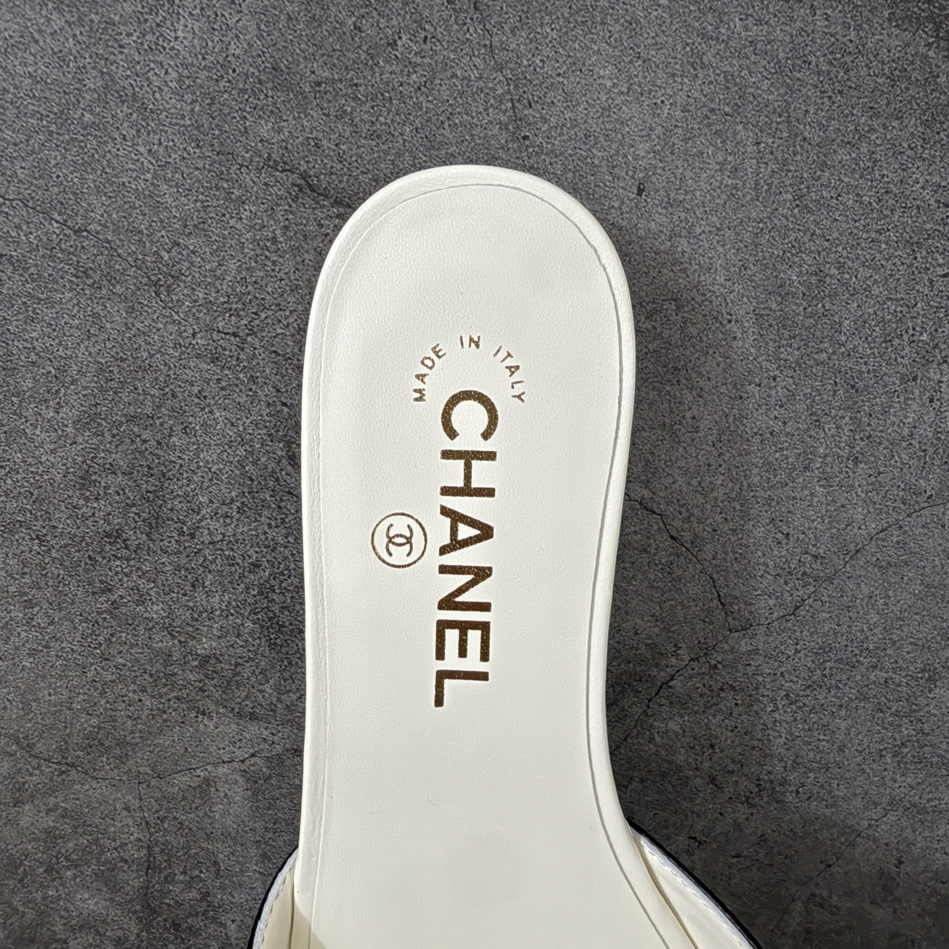 CHANEL 26s Women’s 1.0 cm Lambskin Round-Toe Flat Slides-B5-G47260-X01000-U9817 平底一字拖鞋 
