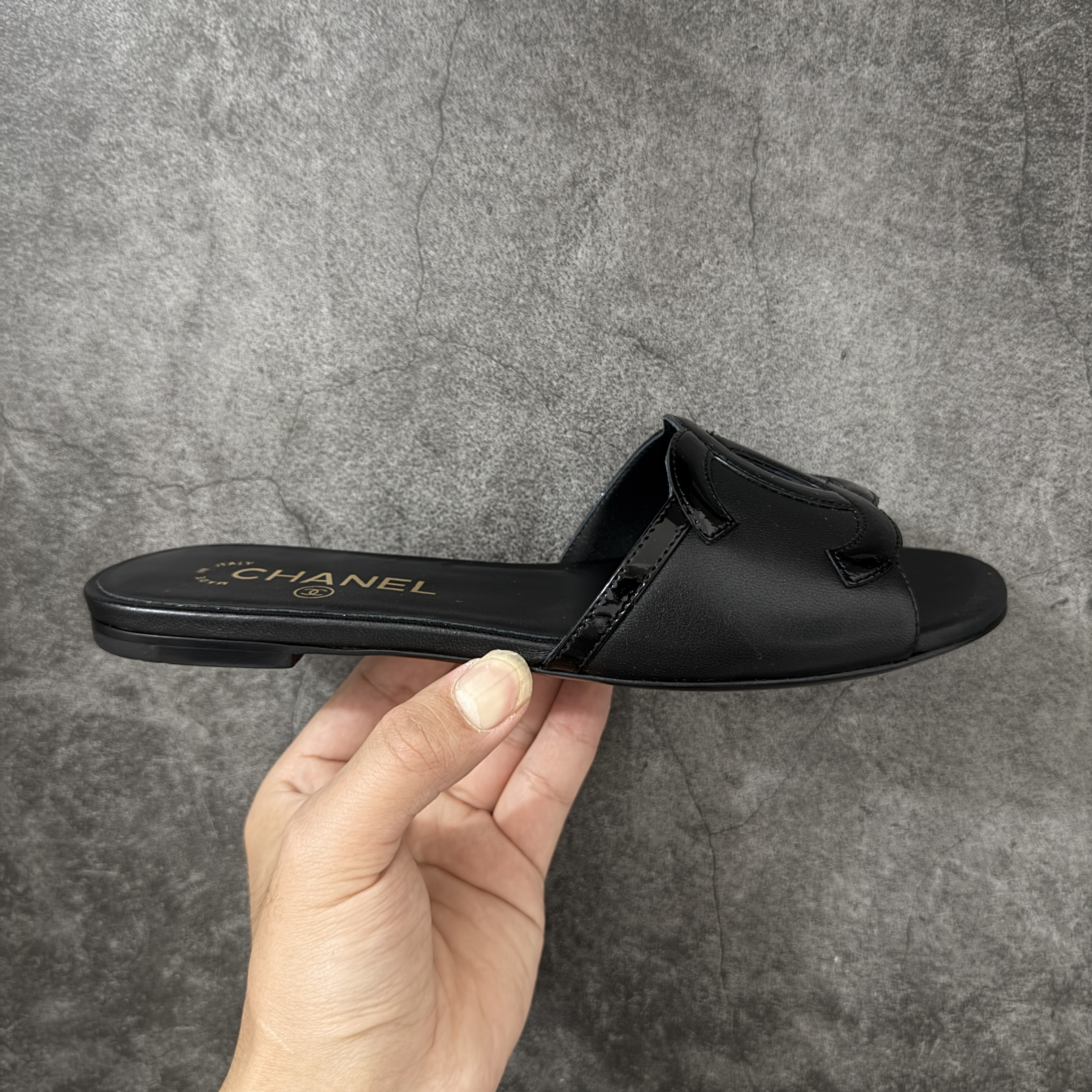 CHANEL 26s Women’s 1.0 cm Lambskin Round-Toe Flat Slides-B5-G47260-X01000-U9817 平底一字拖鞋 