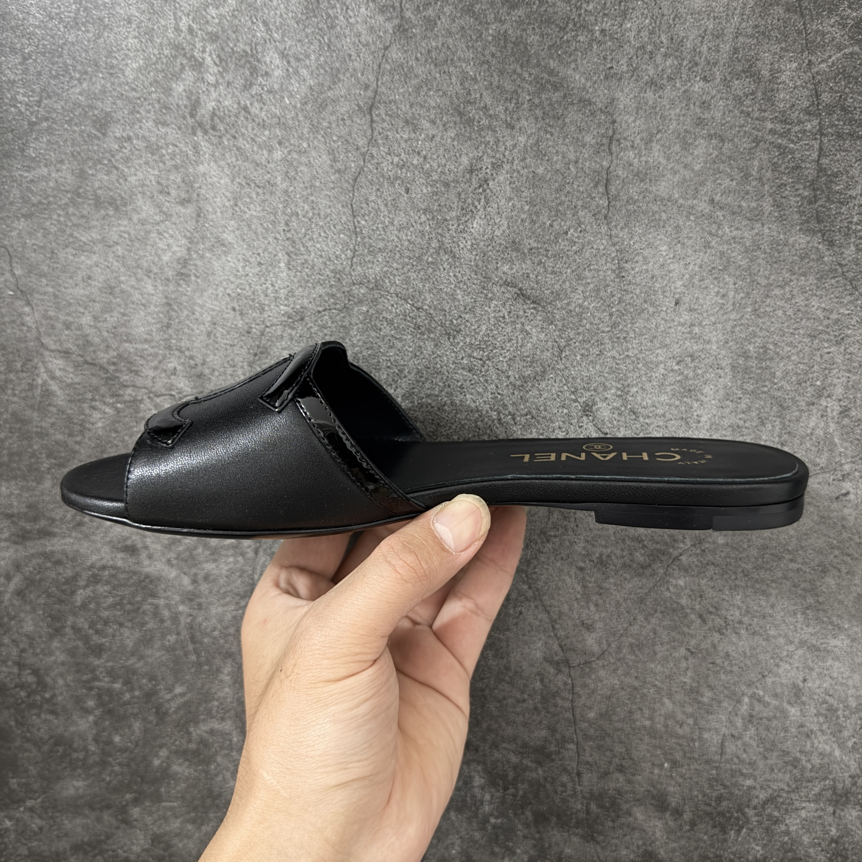 CHANEL 26s Women’s 1.0 cm Lambskin Round-Toe Flat Slides-B5-G47260-X01000-U9817 平底一字拖鞋 