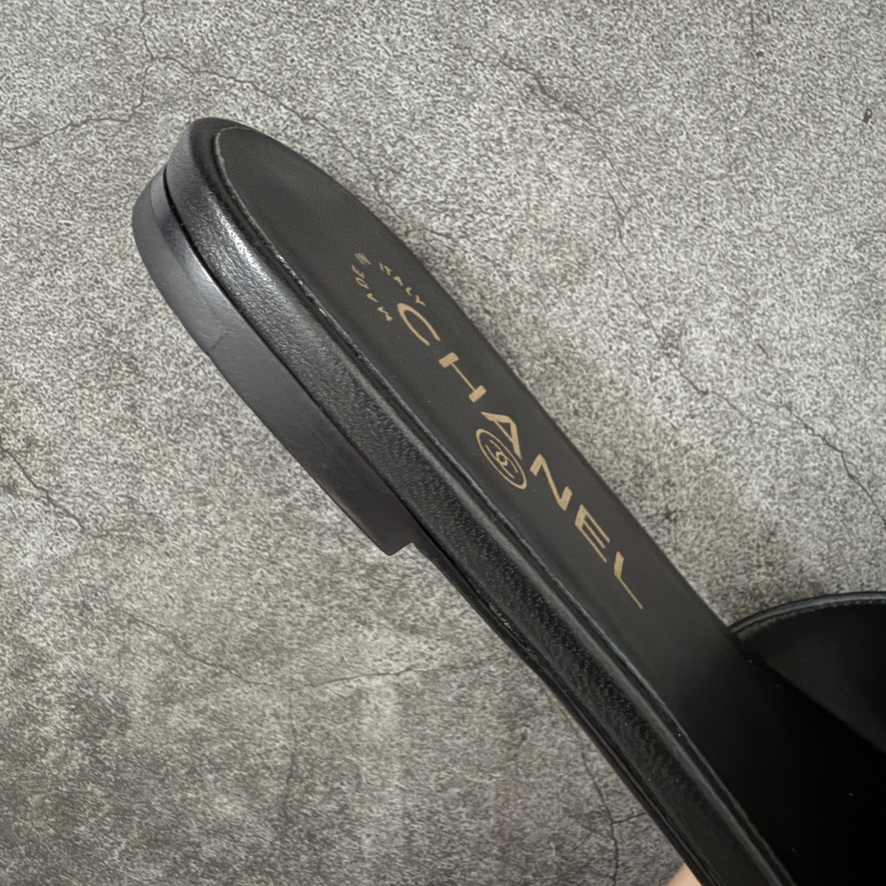 CHANEL 26s Women’s 1.0 cm Lambskin Round-Toe Flat Slides-B5-G47260-X01000-U9817 平底一字拖鞋 