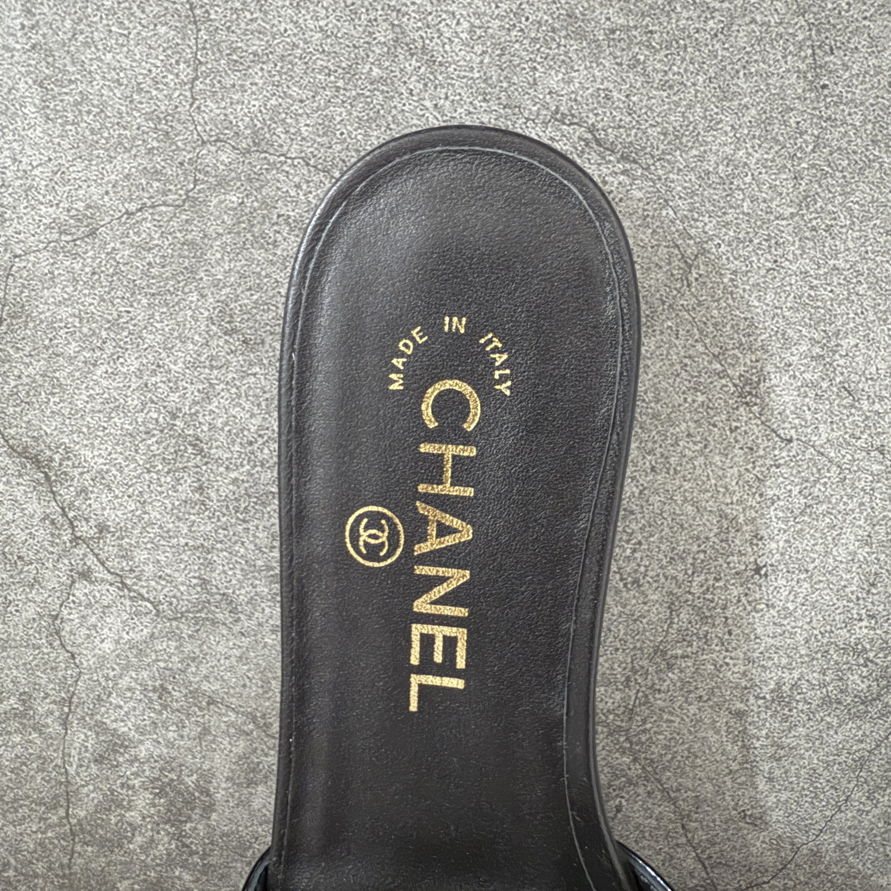 CHANEL 26s Women’s 1.0 cm Lambskin Round-Toe Flat Slides-B5-G47260-X01000-U9817 平底一字拖鞋 