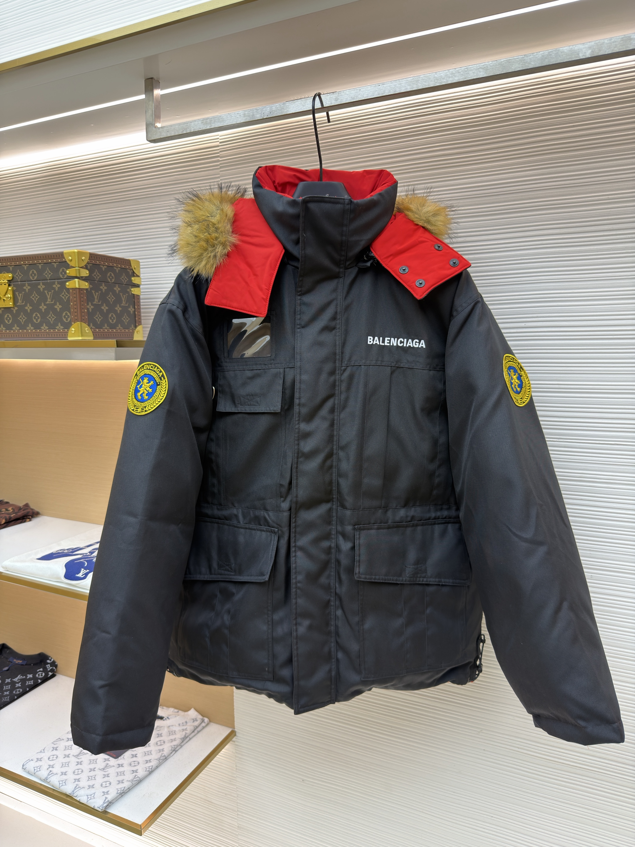 Balenciaga 巴黎世家 双面两穿狮子袖标拉链连帽羽绒服 夹克 外套 秋冬 长袖 保暖 黑色/红色 D5