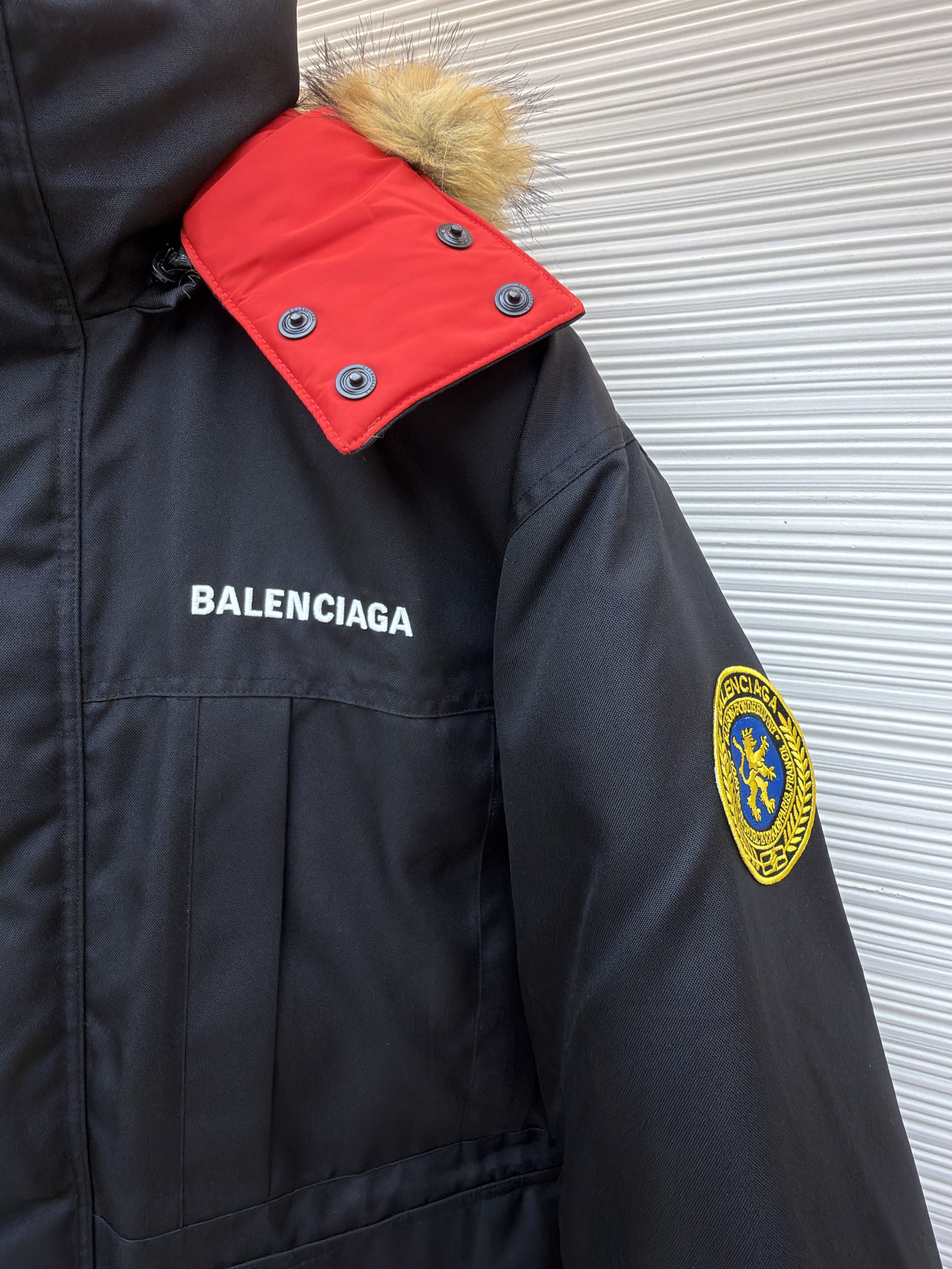 Balenciaga 巴黎世家 双面两穿狮子袖标拉链连帽羽绒服 夹克 外套 秋冬 长袖 保暖 黑色/红色 D5
