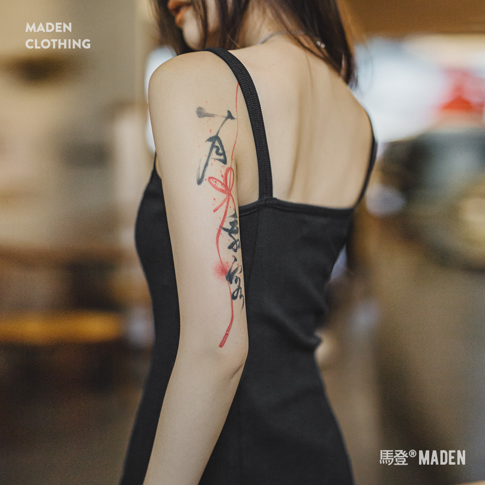 夏日純欲赫本風吊帶包臀小黑裙修身露肩背無袖背心連衣裙女