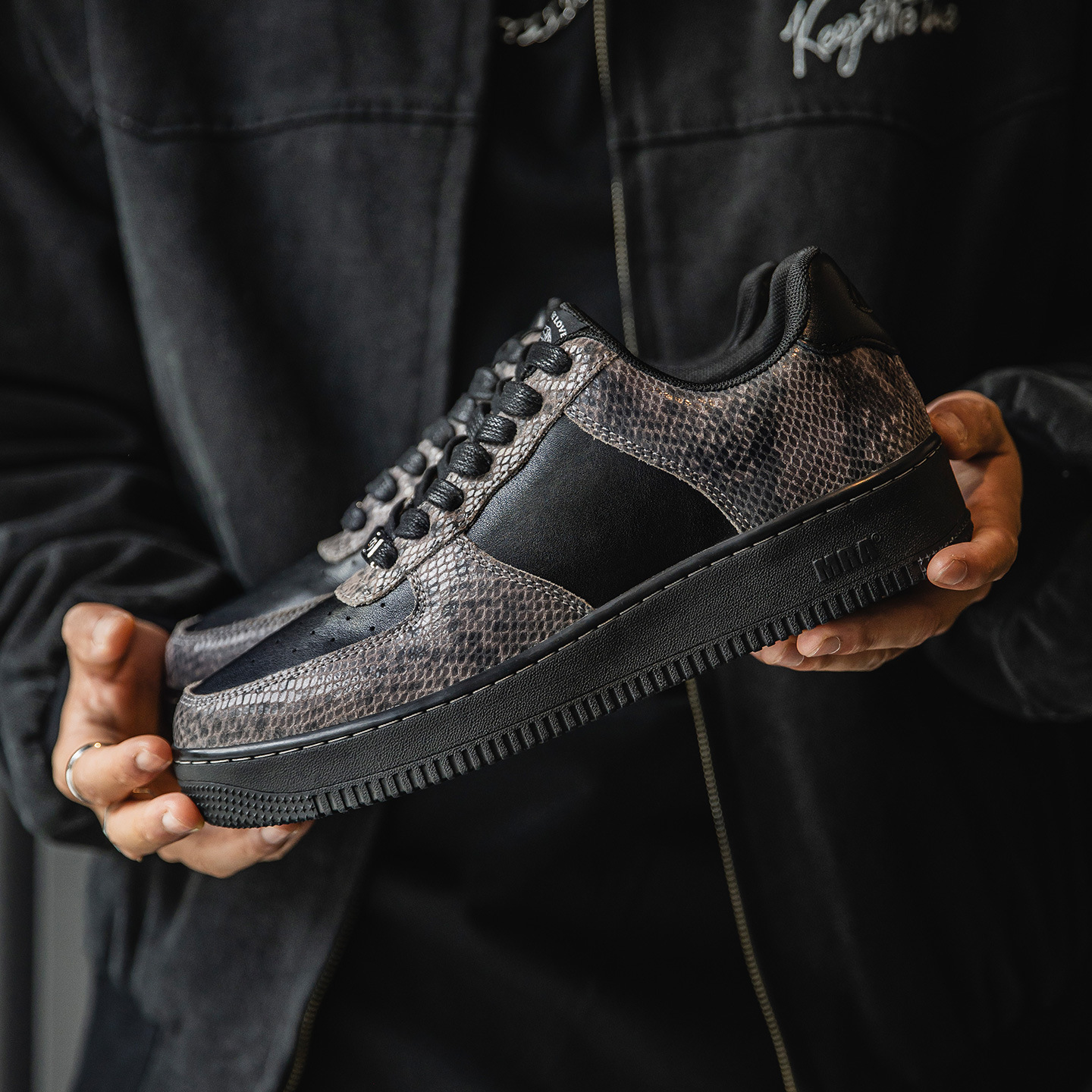 黑曼巴空軍板鞋男2025秋季新款厚底運動休閒鞋百搭復古小黑鞋