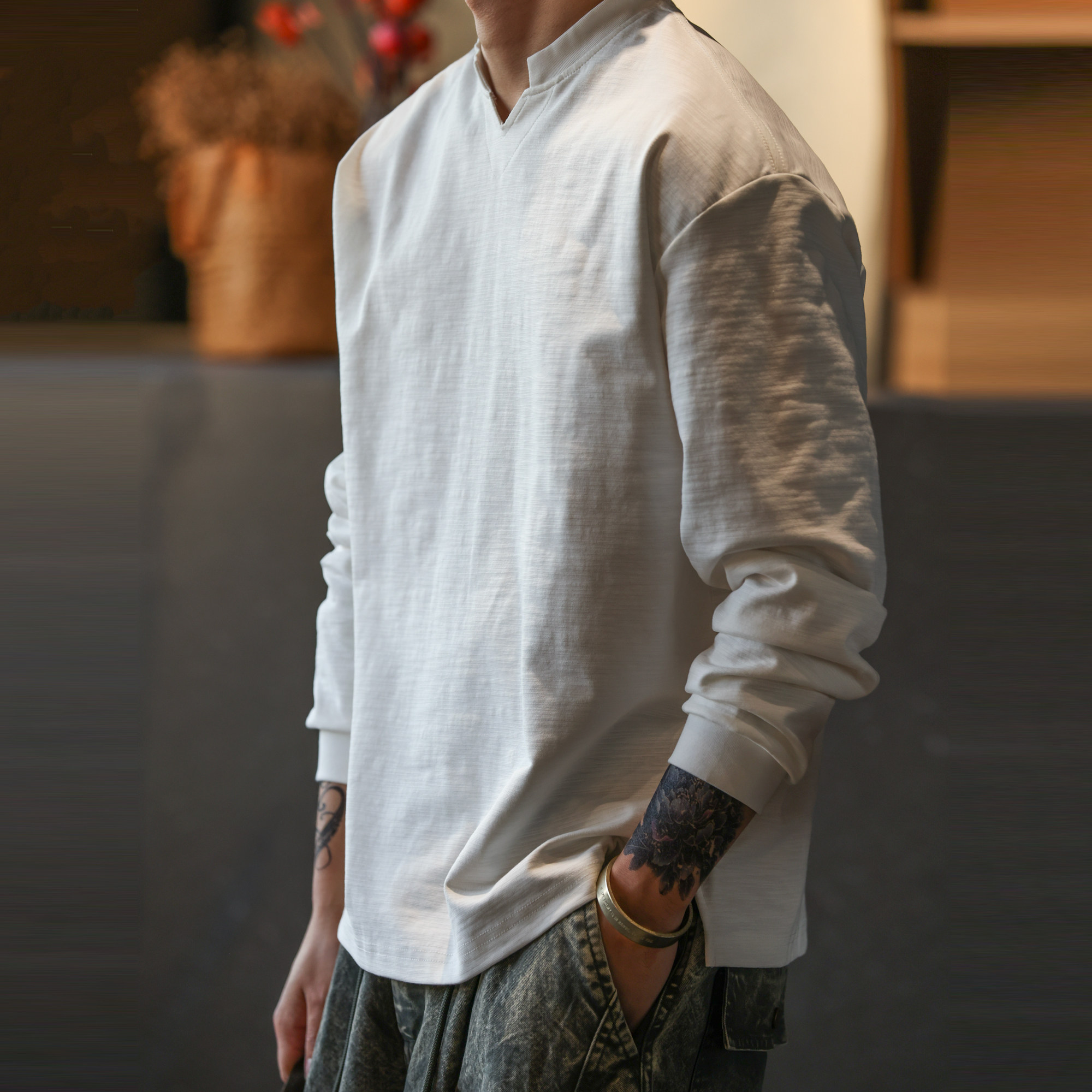 美式休閒竹節紗小V領長袖T恤男寬鬆簡約慵懶感打底衫春