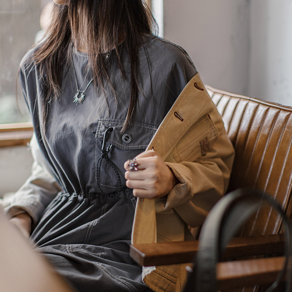 落肩薄款寬鬆中袖七分長袖裙子山系工裝風收腰連衣裙女士早秋