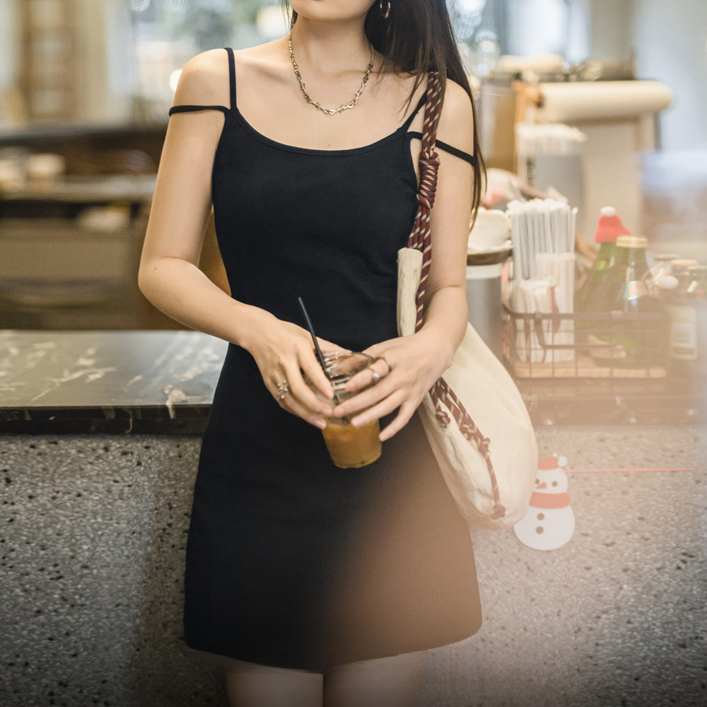 夏日純欲赫本風吊帶包臀小黑裙修身露肩背無袖背心連衣裙女