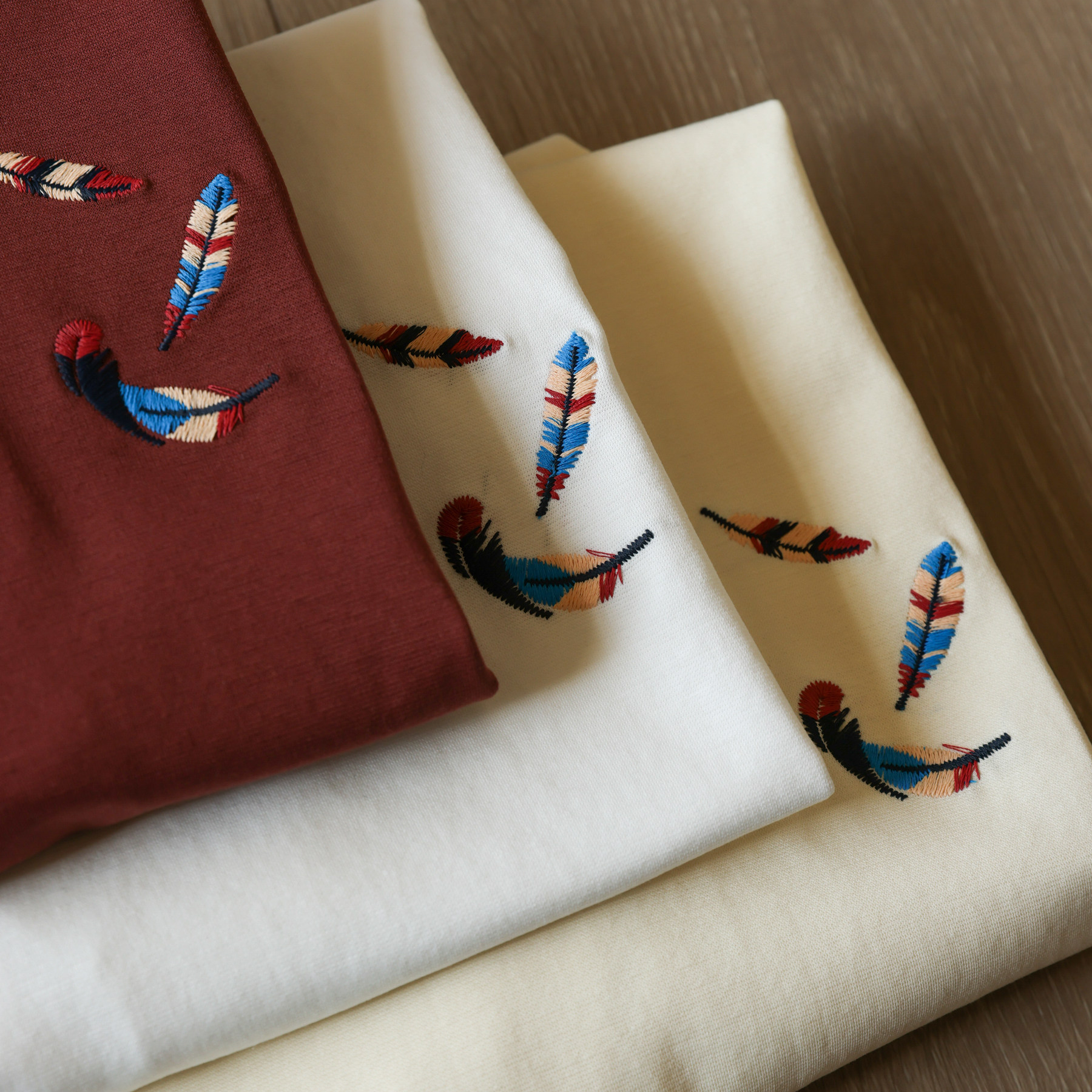 安可拉紅220g羽毛刺繡短袖T恤男美式休閒簡約圓領打底衫