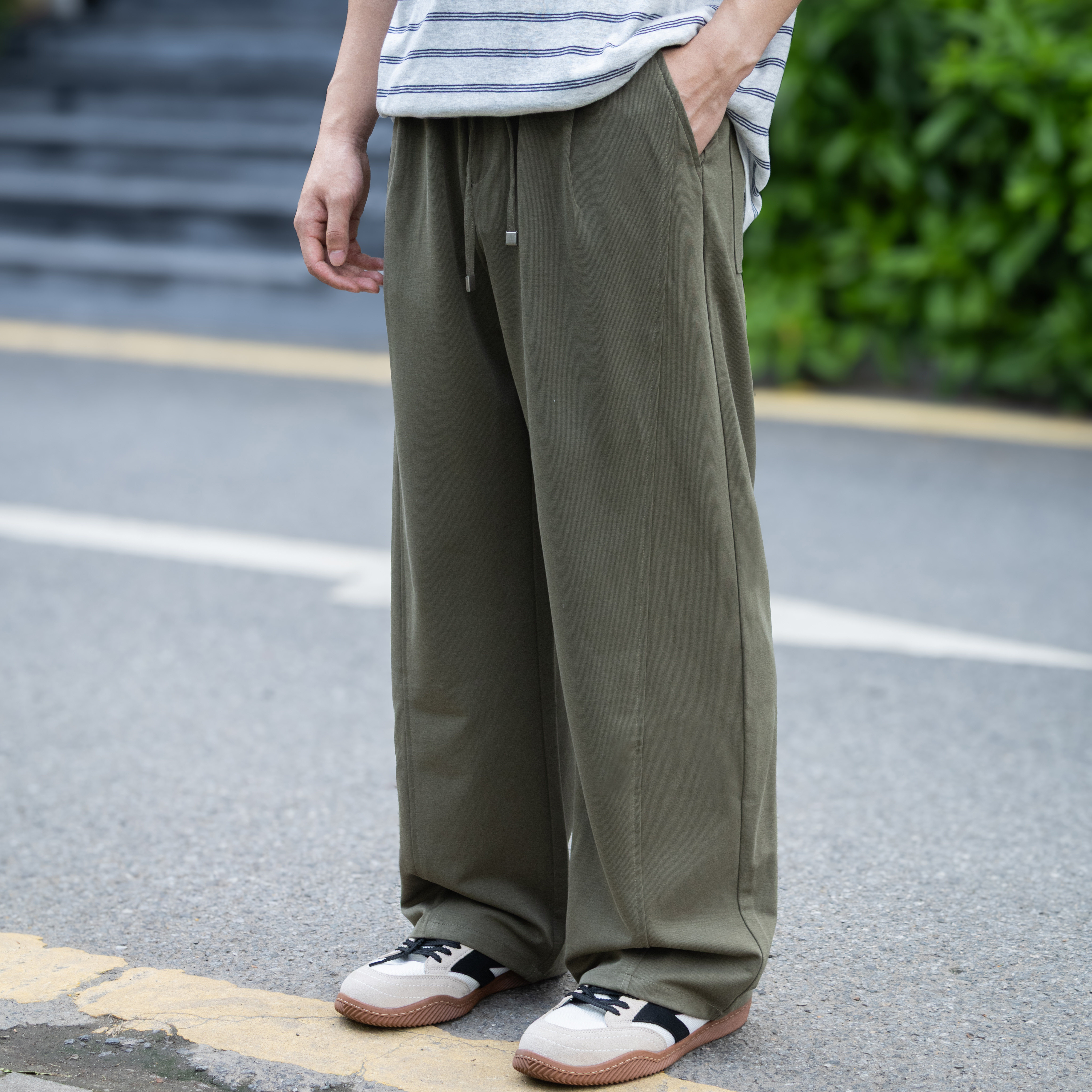 夏季男士休閒闊腿褲軍綠色薄款垂感速乾長褲