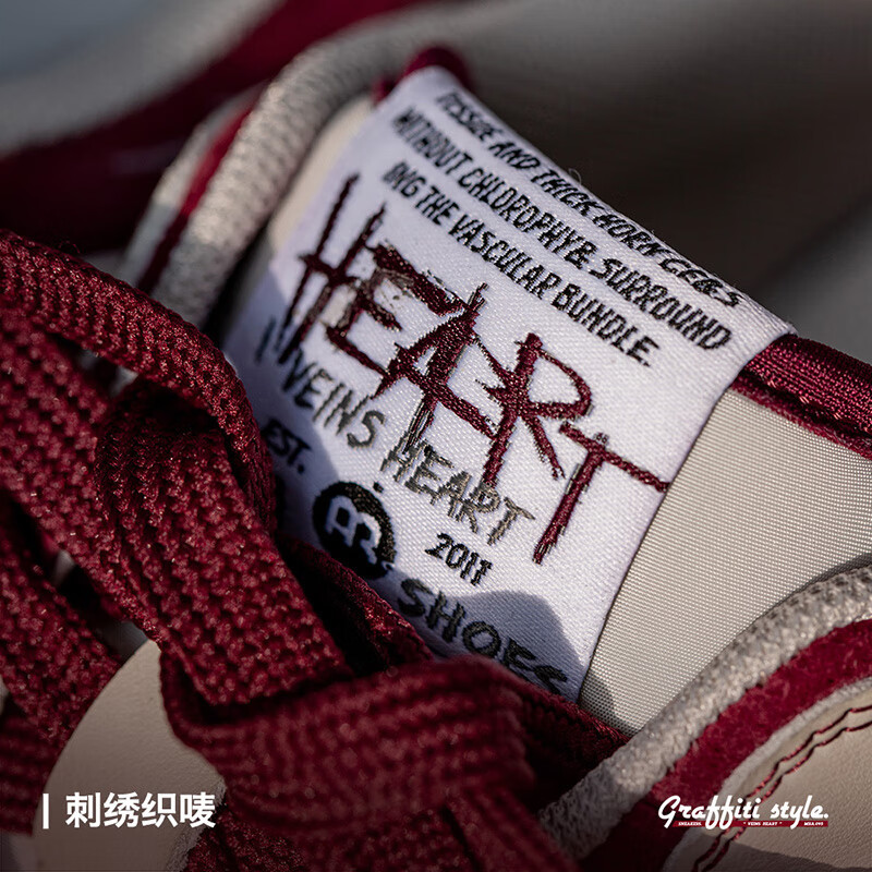 酒紅塗鴉板鞋男鞋2024春季新款小眾復古街頭運動休閒鞋-Retro's Wear