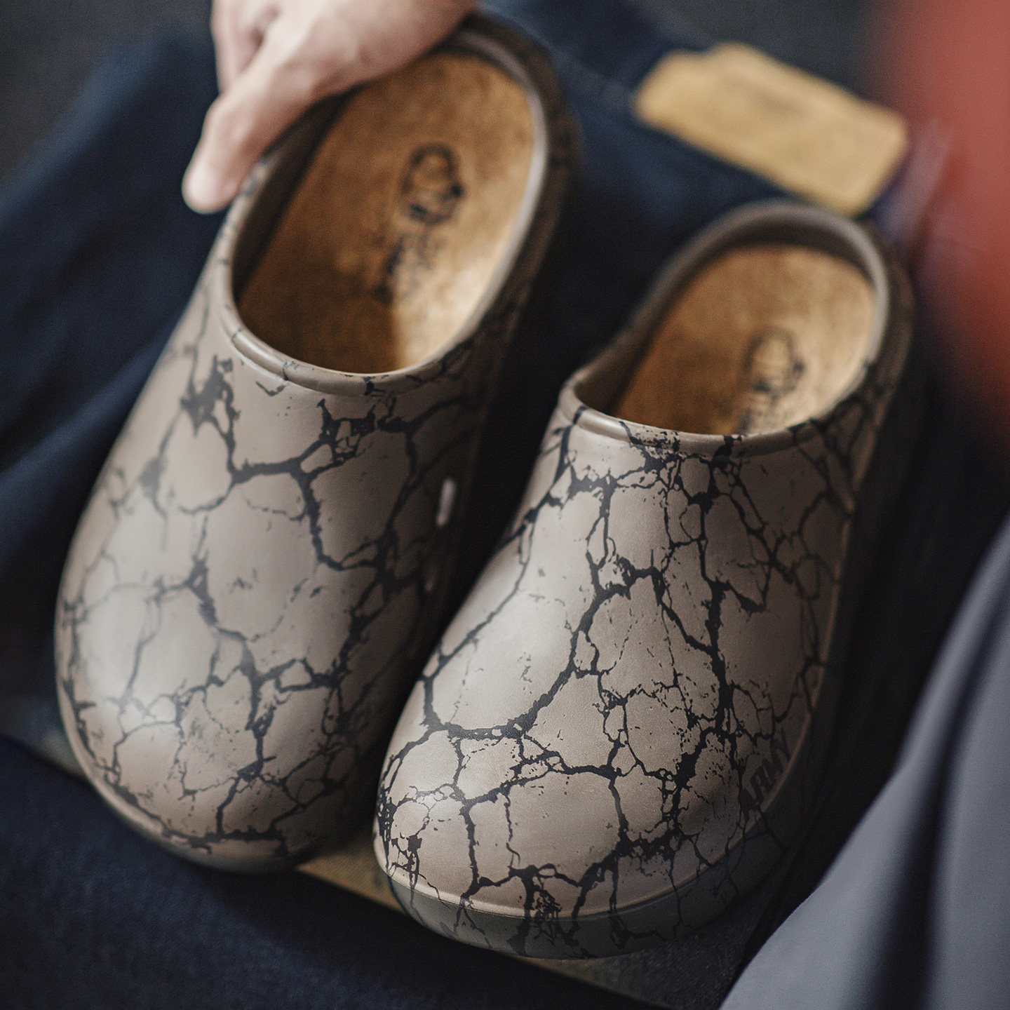 2026新款廚師鞋男春季戶外穿厚底半拖洞洞鞋涉水包頭雲拖鞋子