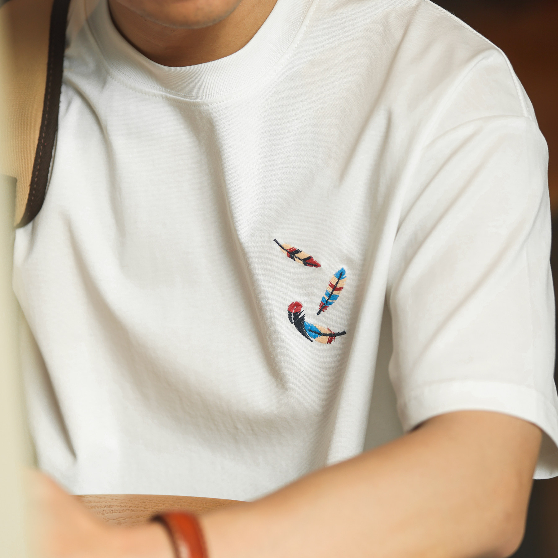 安可拉紅220g羽毛刺繡短袖T恤男美式休閒簡約圓領打底衫