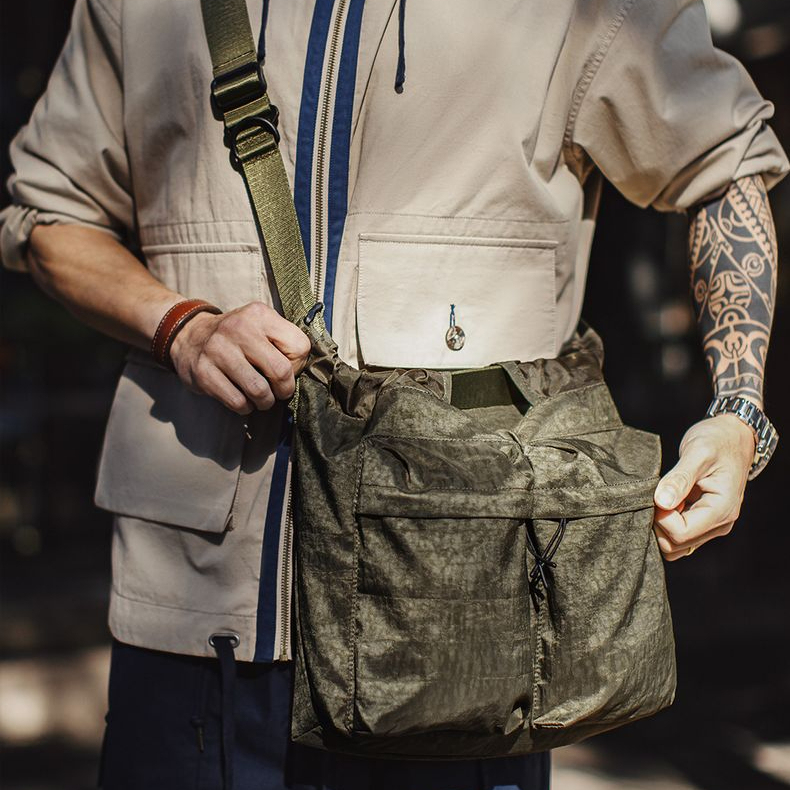 美式復古飛行員頭盔包大容量斜挎包迷彩尼龍手提包包男款