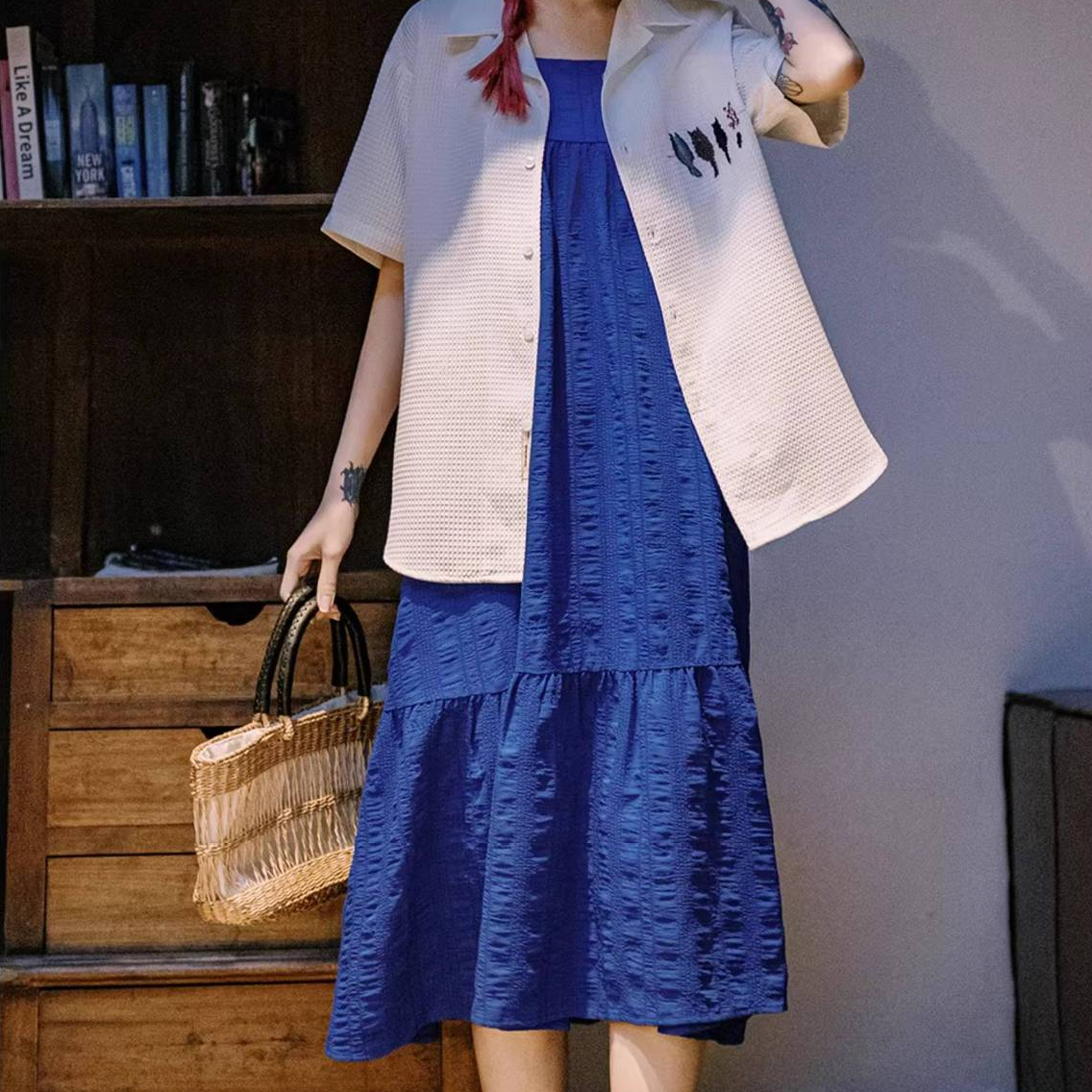 解構感褶皺泡泡紗吊帶連衣裙克萊因藍冷淡系大擺A字裙子夏女