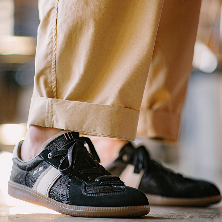 黑絲綢板鞋男秋冬復古國潮風休閒運動鞋小眾設計感黑色德訓鞋-Retro's Wear