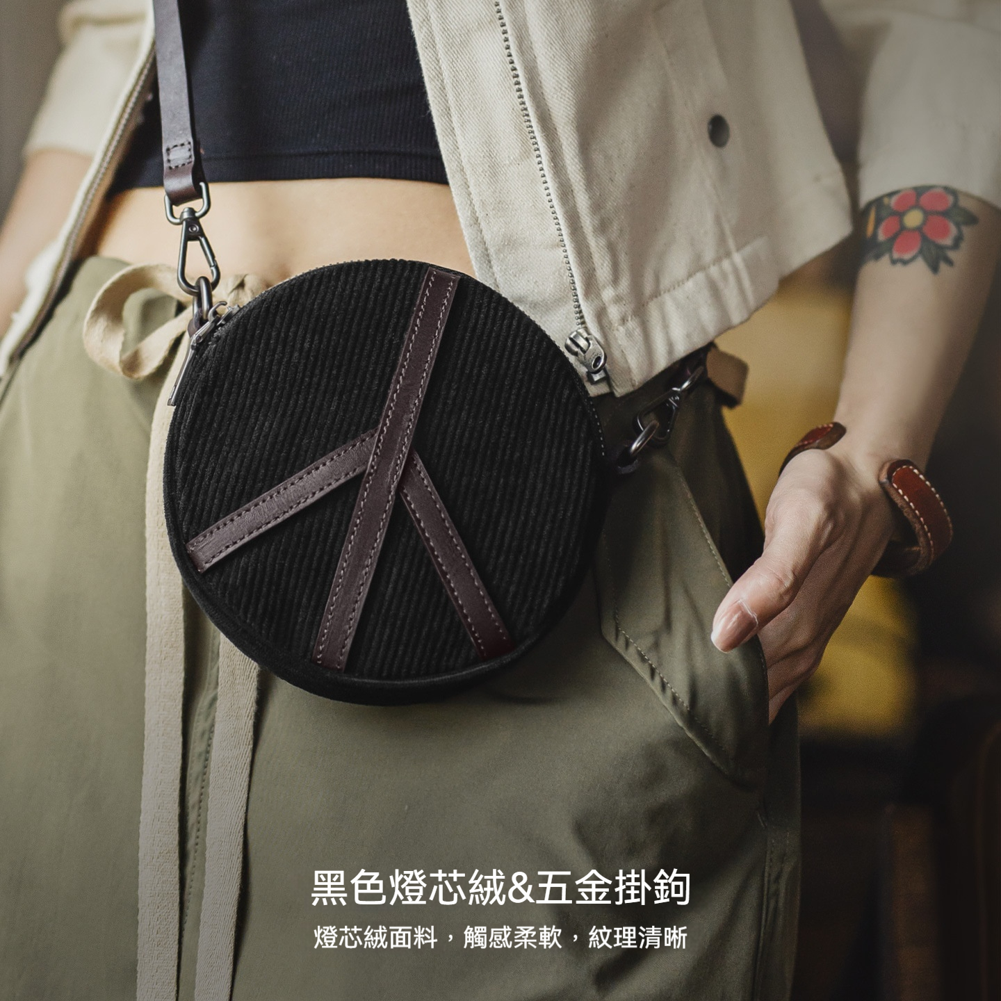 黑色燈芯絨斜挎小型圓包超輕便迷你精緻復古隨身單肩包包女士