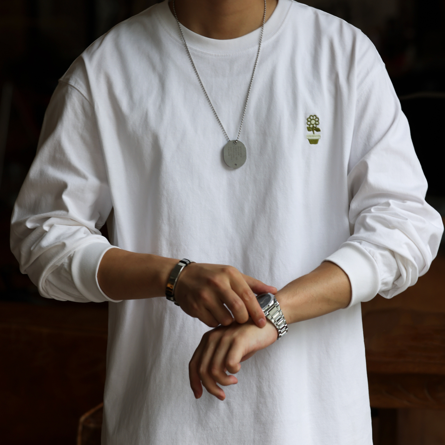 簡約小花刺繡設計長袖打底衫男寬鬆休閒260g圓領白色T恤