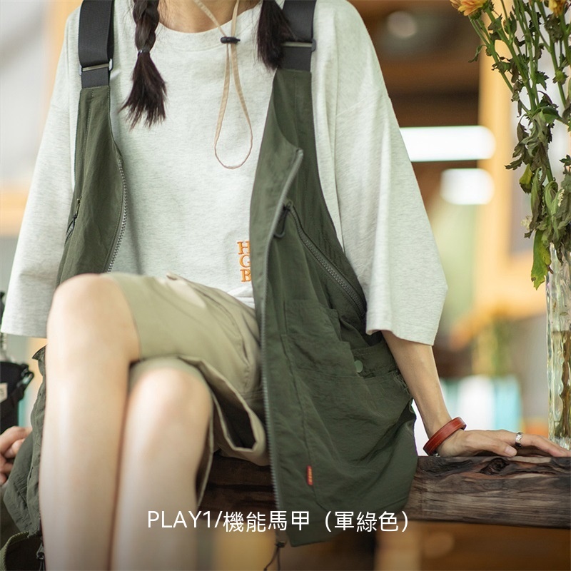 马登女装 复古多口袋工装尼龙马甲背心户外机能两用挎包外套女-Retro's Wear
