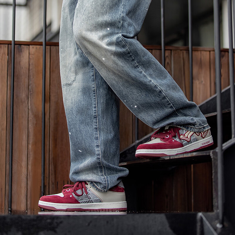酒紅塗鴉板鞋男鞋2024春季新款小眾復古街頭運動休閒鞋-Retro's Wear