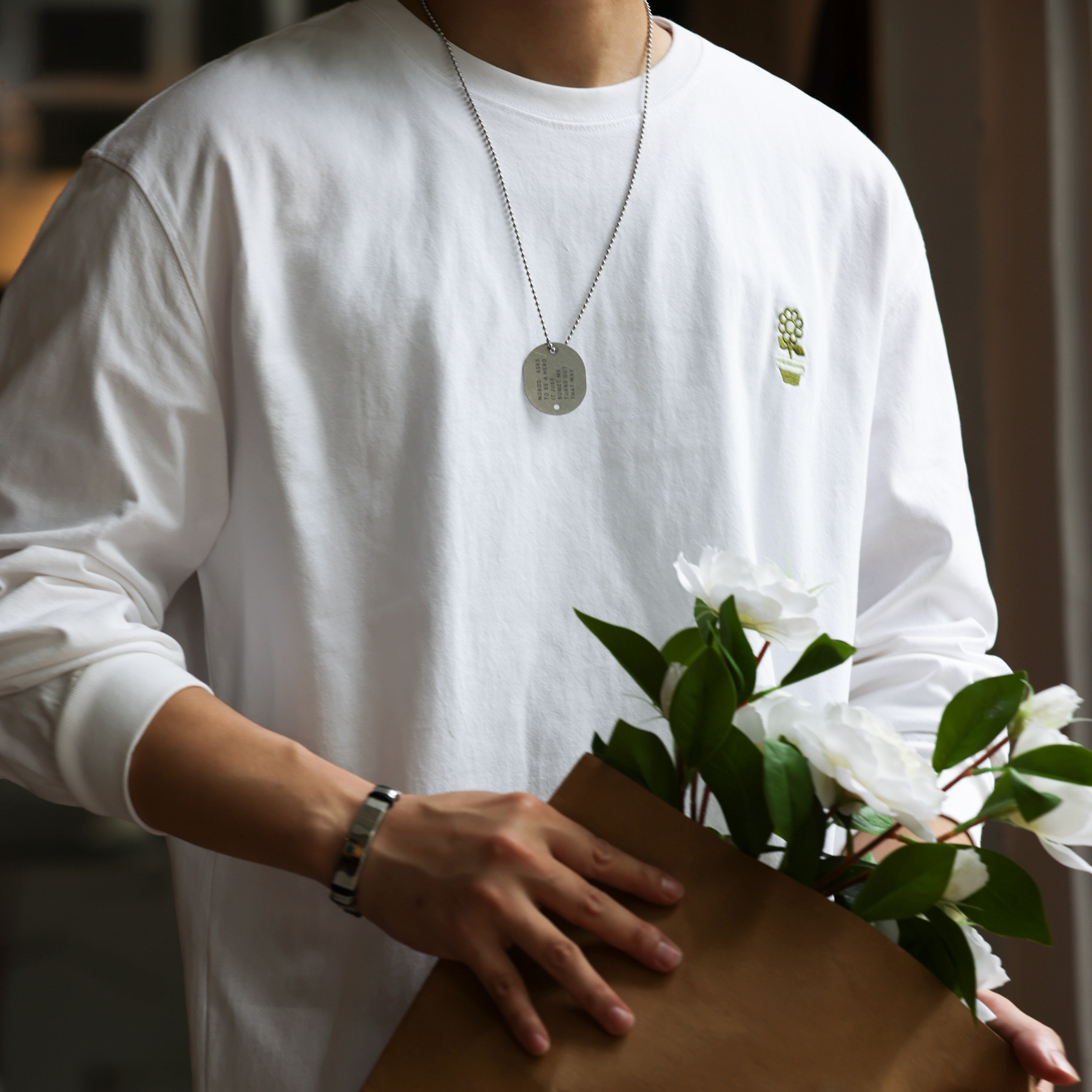 簡約小花刺繡設計長袖打底衫男寬鬆休閒260g圓領白色T恤