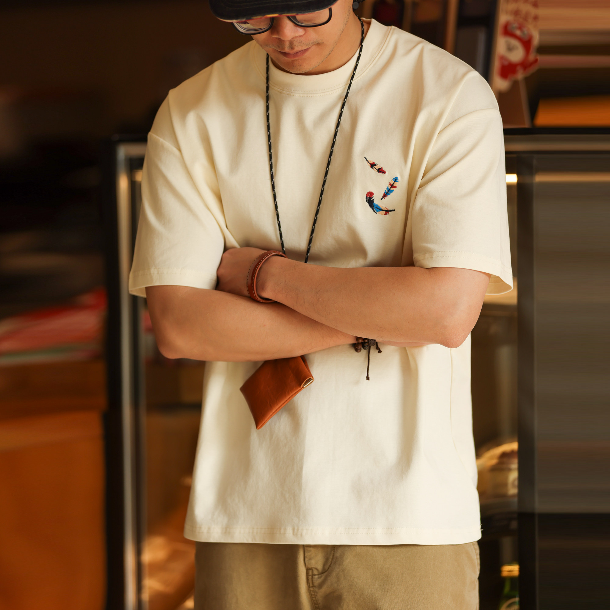 安可拉紅220g羽毛刺繡短袖T恤男美式休閒簡約圓領打底衫