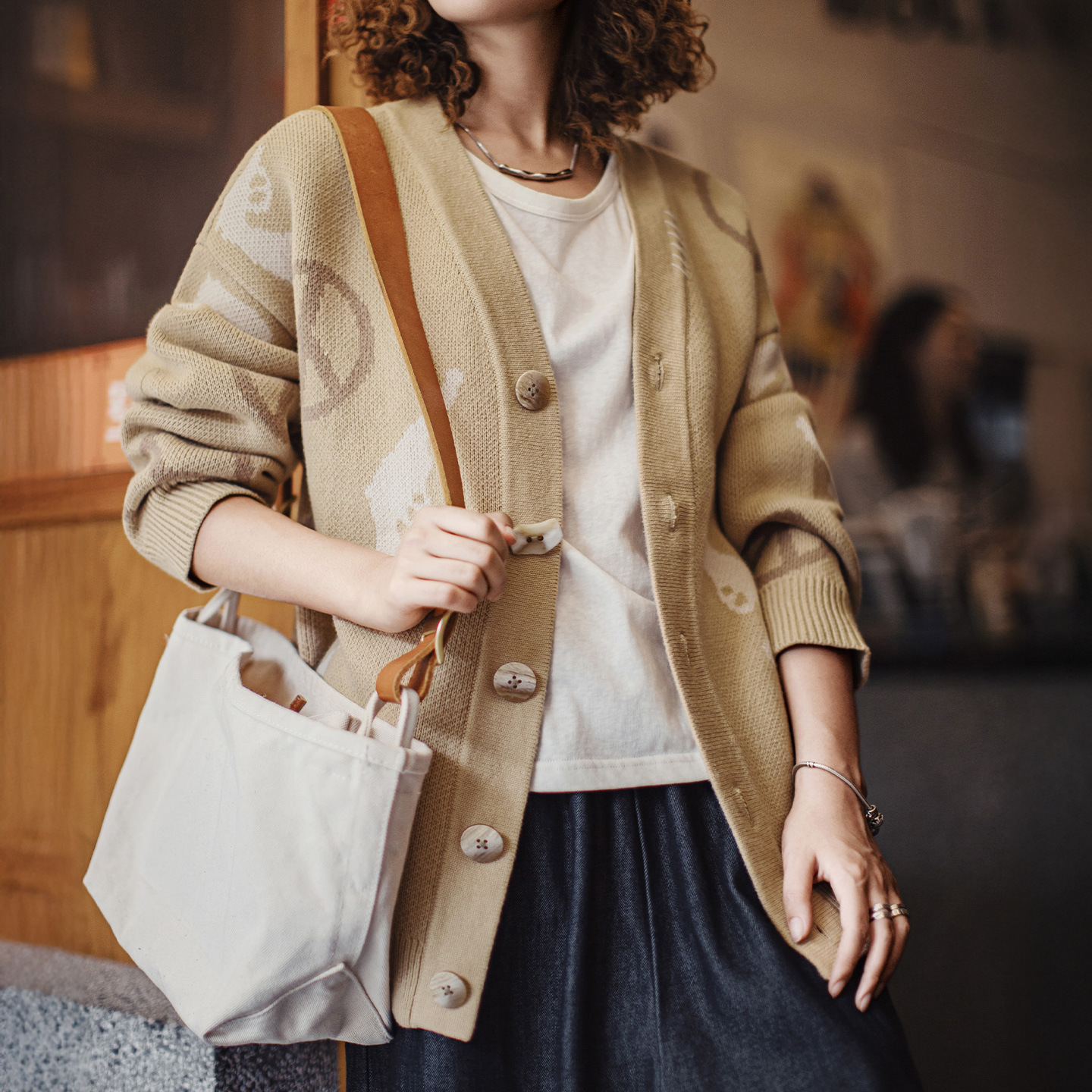 復古卡其色大V領寬鬆外穿毛衣提花針織開衫外套上衣女士秋冬