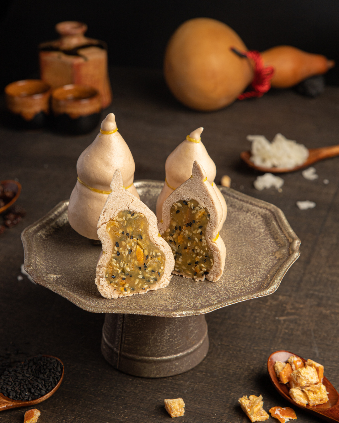 Hakka rice lees used as stuffing in a Calabash shaped dessert. 客家玉厨的酒糟也可作为葫芦包点。