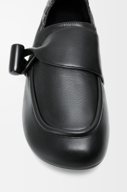 Toggle loafer in shiny smooth calfskin