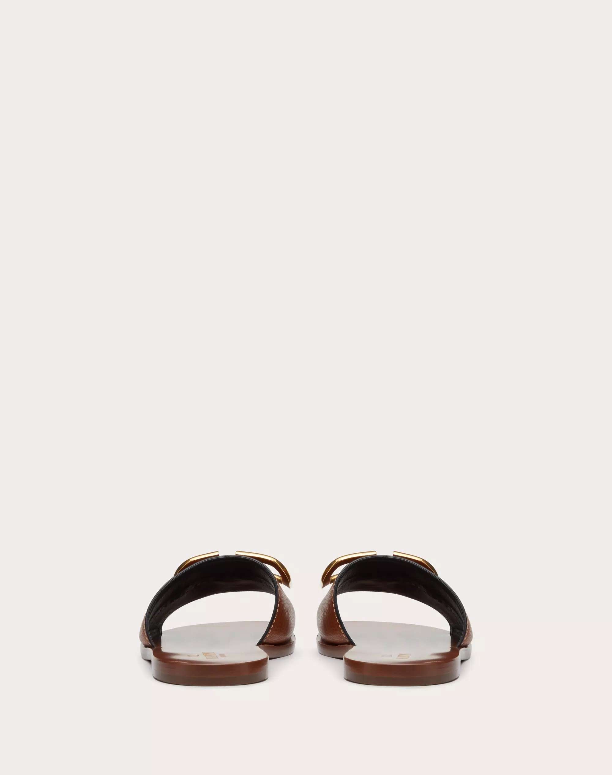 VLOGO SIGNATURE SLIDE SANDAL IN GRAINY COWHIDE WITH ACCESSORY