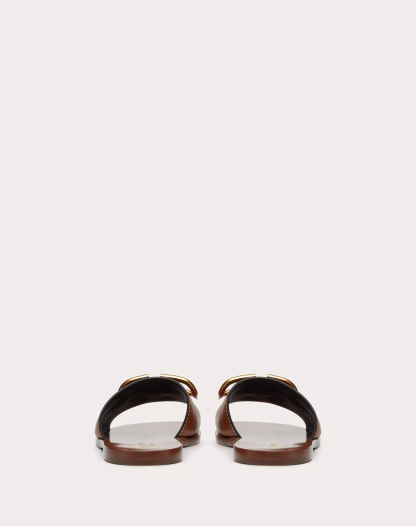 VLOGO SIGNATURE SLIDE SANDAL IN GRAINY COWHIDE WITH ACCESSORY