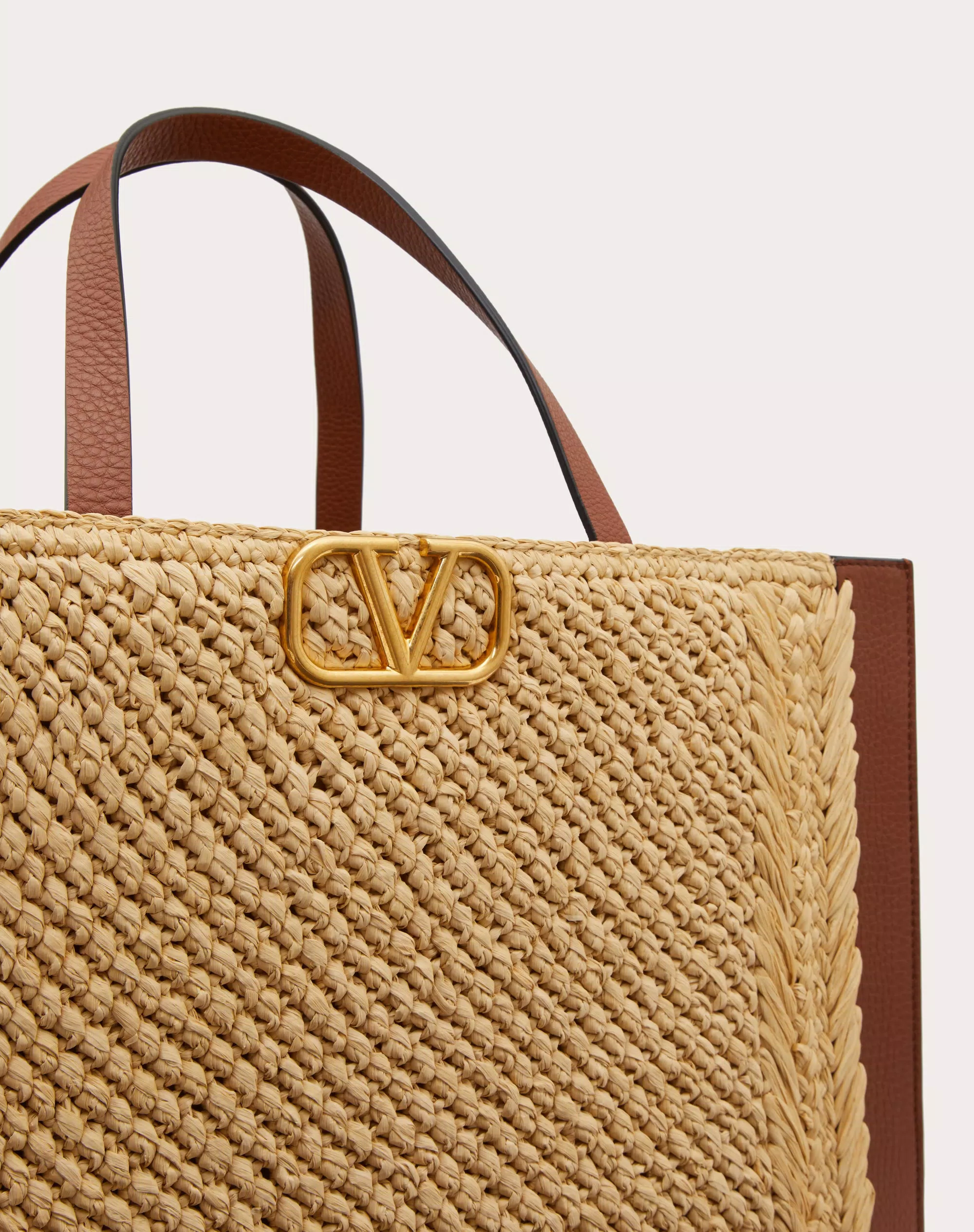 VLOGO SIGNATURE RAFFIA HANDBAG