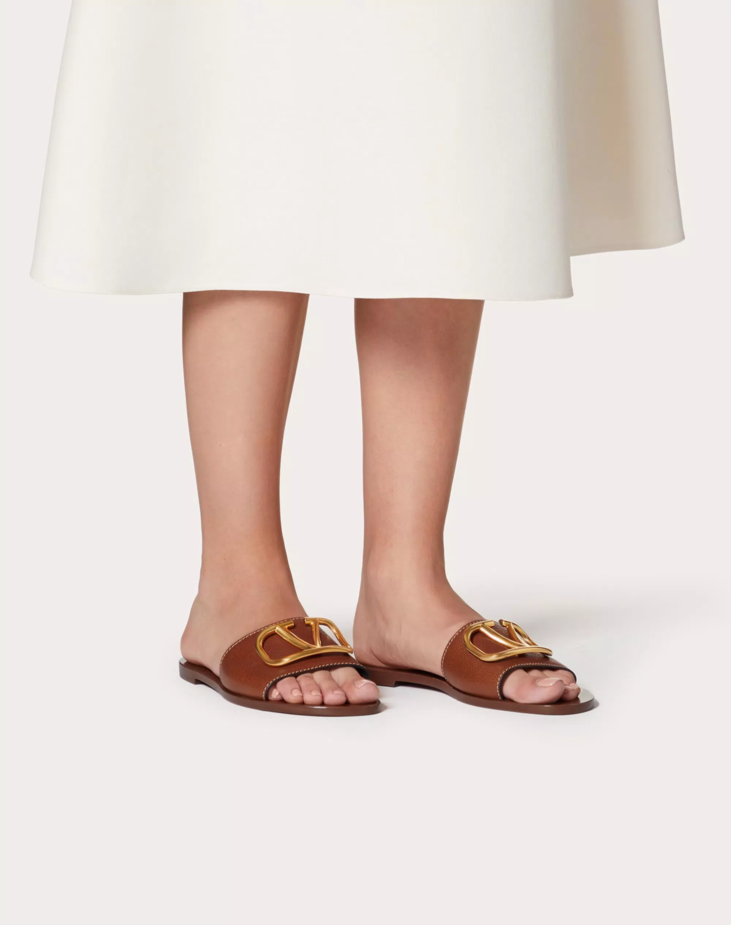 VLOGO SIGNATURE SLIDE SANDAL IN GRAINY COWHIDE WITH ACCESSORY