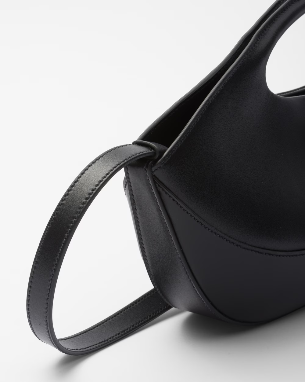 Medium leather handbag