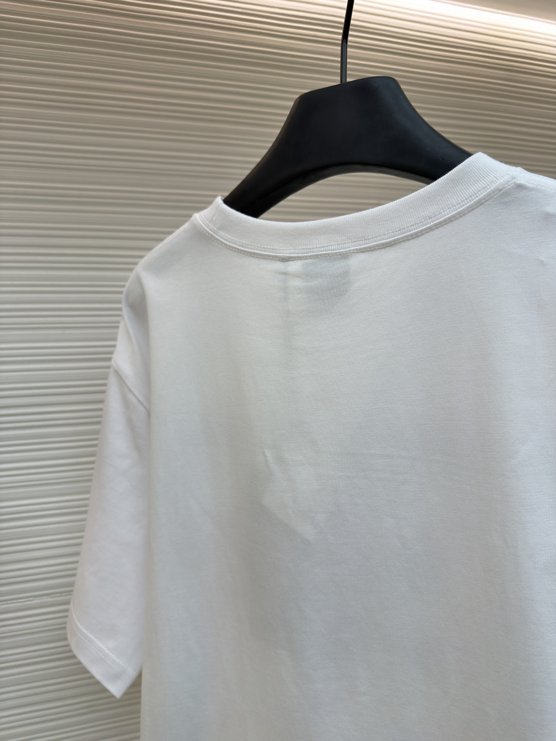 ディオールグリーンのフレームカバーは刺繍入り半袖です